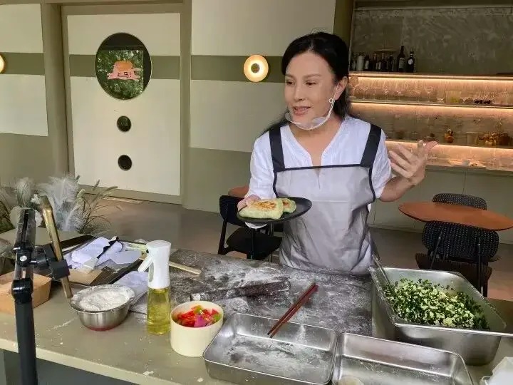 Mỹ nhân đình đám bị chồng cũ lừa ký giấy trả nợ thay, nay trắng tay đi bán há cảo chiên nuôi con- Ảnh 4.