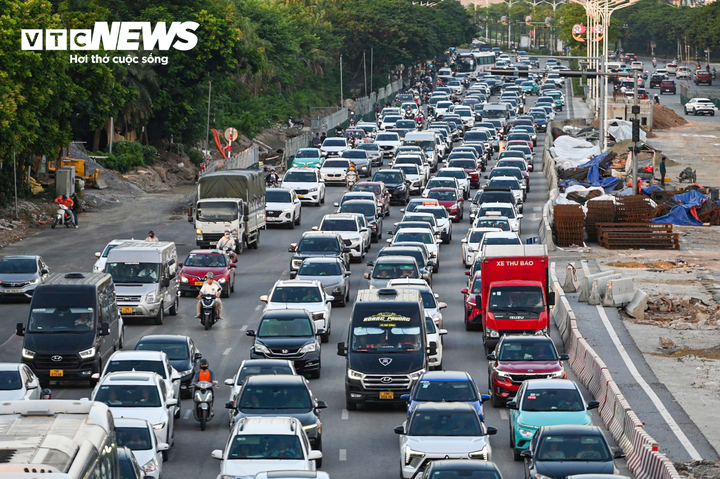 Chưa hết nghỉ lễ 2/9, cửa ngõ Hà Nội đã tắc cứng, ô tô xếp hàng dài trên cao tốc- Ảnh 3.