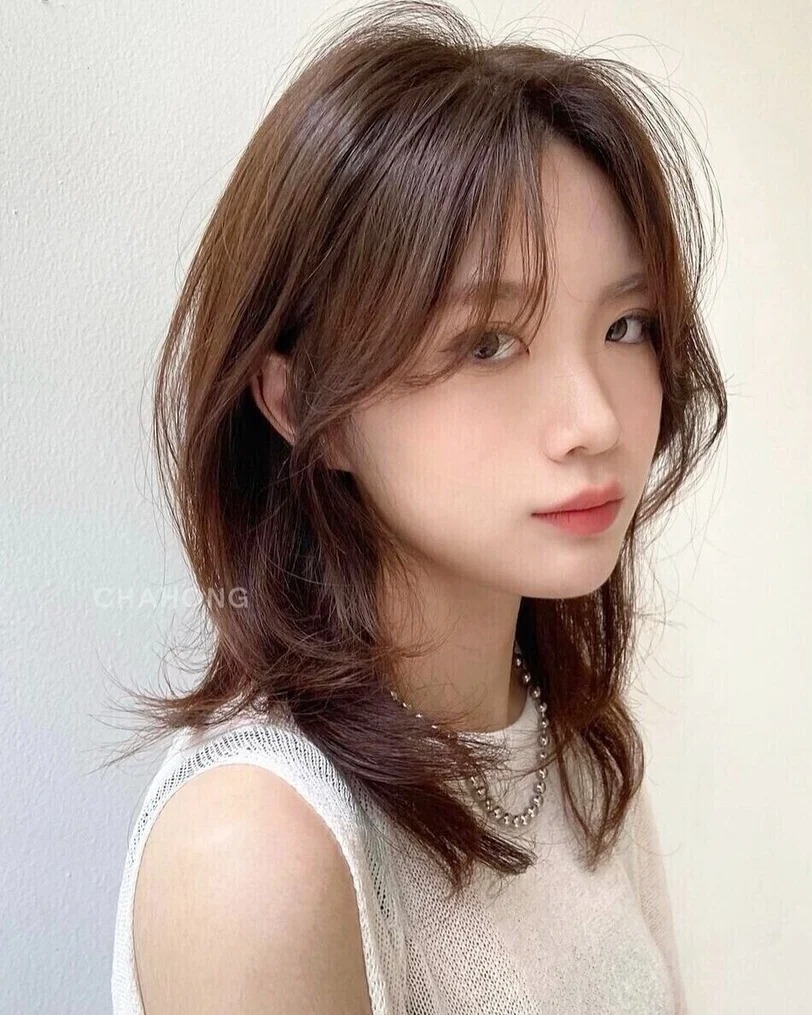 8 kiểu tóc lửng cho nàng 30+: Tỉa tầng nhẹ là mặt gọn, tóc cũng dễ vào nếp hơn- Ảnh 7.