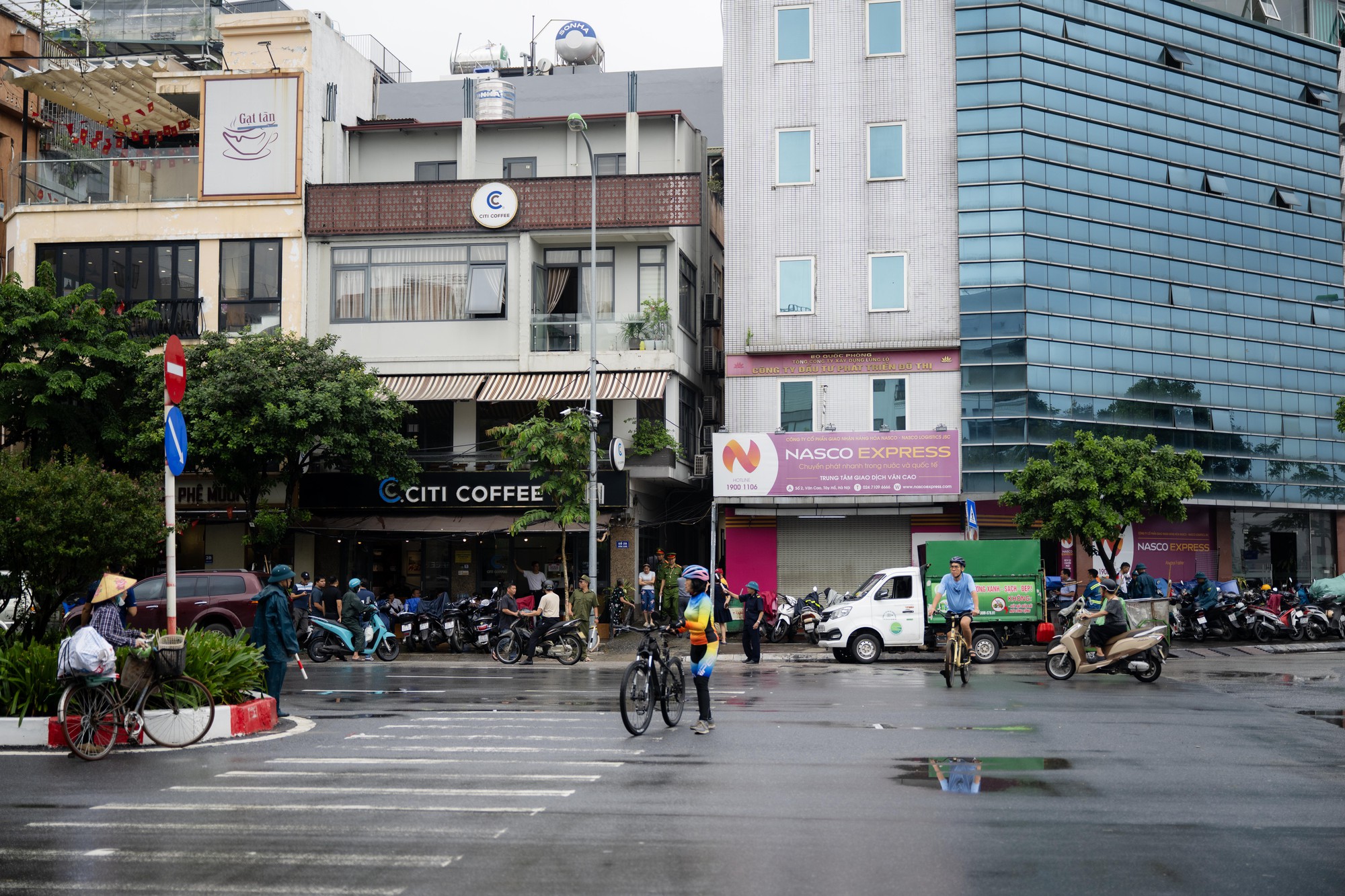 Lời kể ám ảnh từ hiện trường vụ cháy khiến 5 người tử vong ở Hà Nội: Người dùng dây điều hòa thoát thân, 2 mẹ con may mắn sống sót - Ảnh 6.
