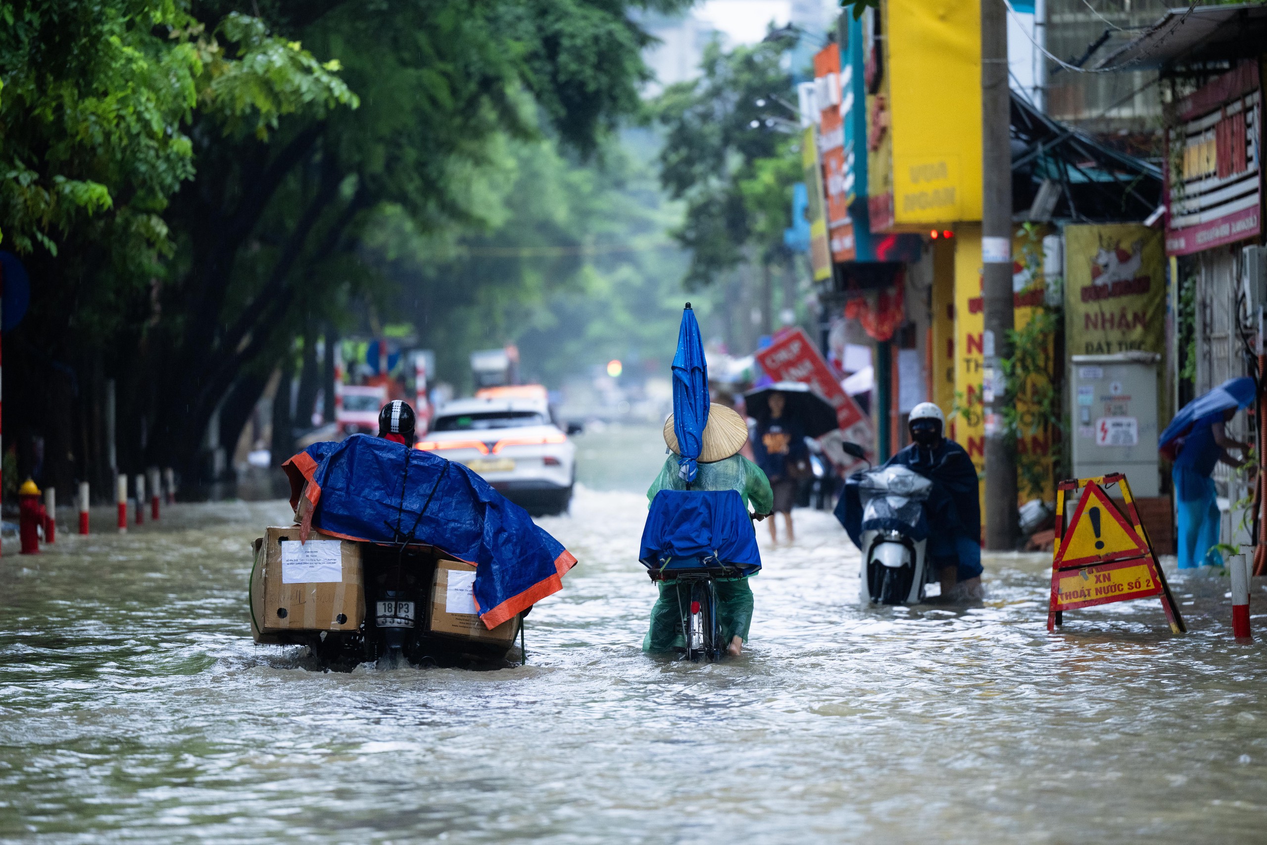 Toàn cảnh Hà Nội ngập sau trận mưa suốt đêm: Những ai đi làm sáng nay lưu ý các tuyến đường này! - Ảnh 36.