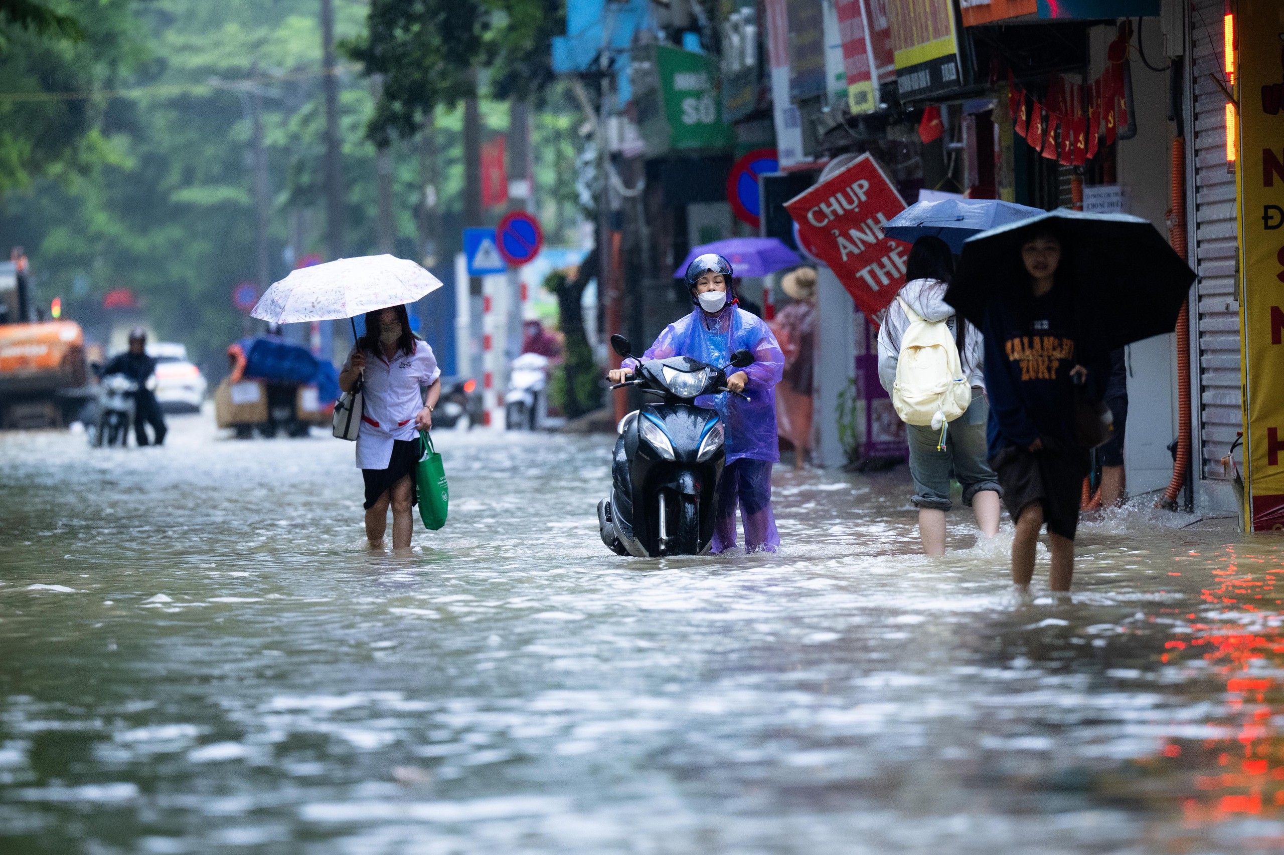 Toàn cảnh Hà Nội ngập sau trận mưa suốt đêm: Những ai đi làm sáng nay lưu ý các tuyến đường này! - Ảnh 35.