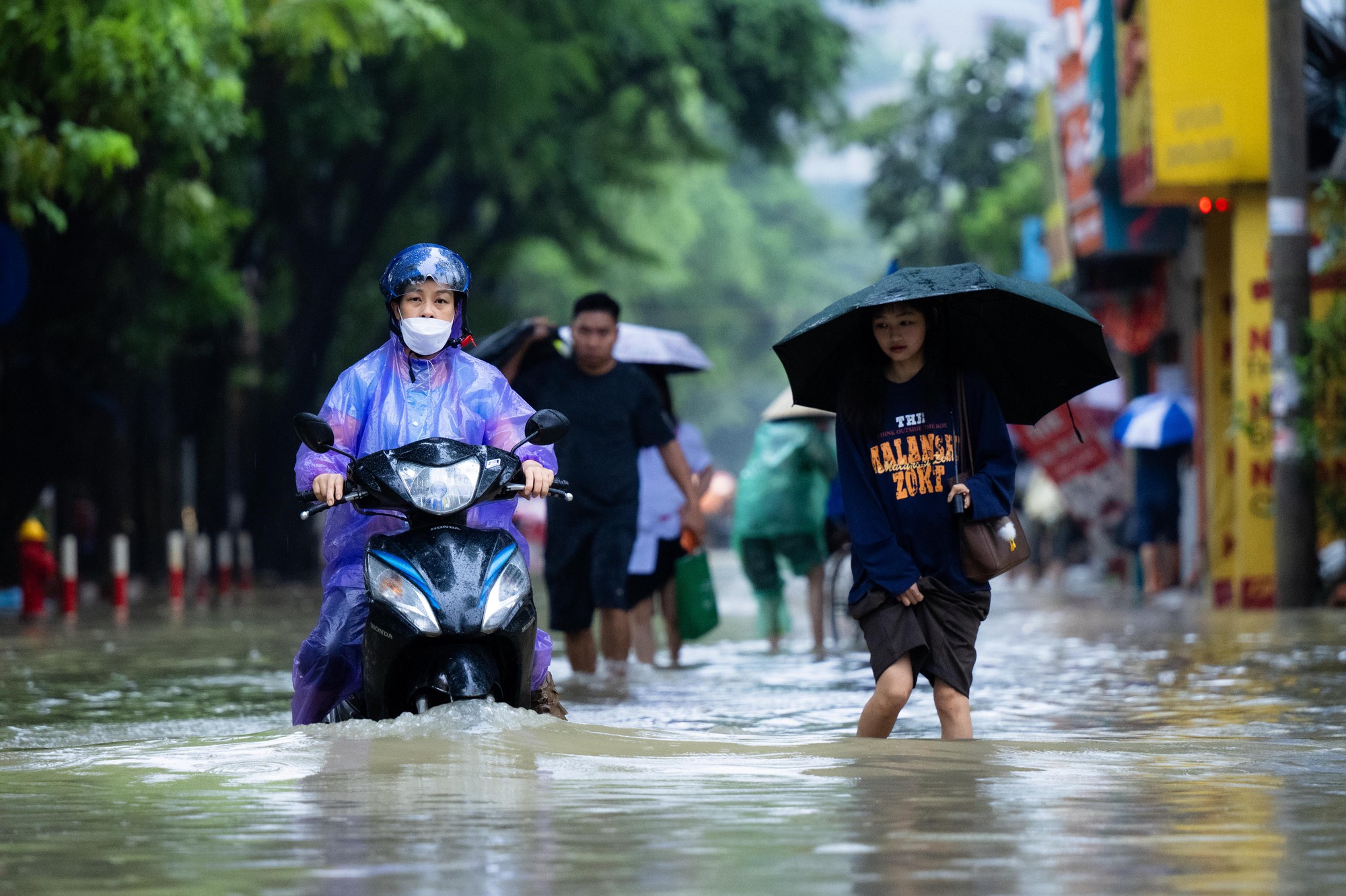 Toàn cảnh Hà Nội ngập sau trận mưa suốt đêm: Những ai đi làm sáng nay lưu ý các tuyến đường này! - Ảnh 34.