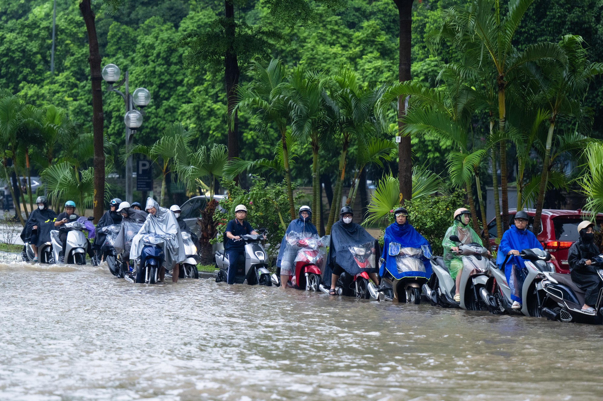 Toàn cảnh Hà Nội ngập sau trận mưa suốt đêm: Những ai đi làm sáng nay lưu ý các tuyến đường này! - Ảnh 40.