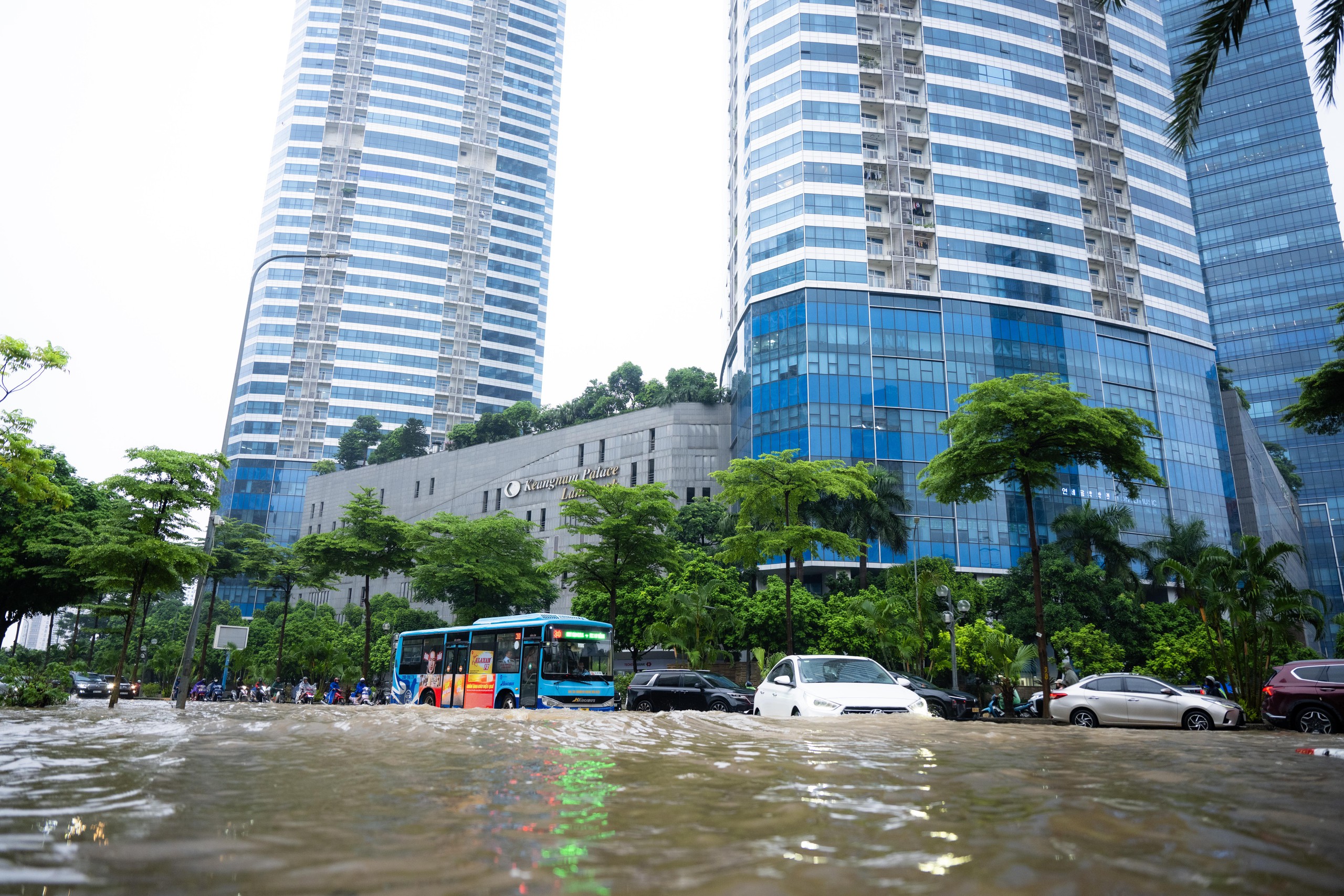 Toàn cảnh Hà Nội ngập sau trận mưa suốt đêm: Những ai đi làm sáng nay lưu ý các tuyến đường này! - Ảnh 38.