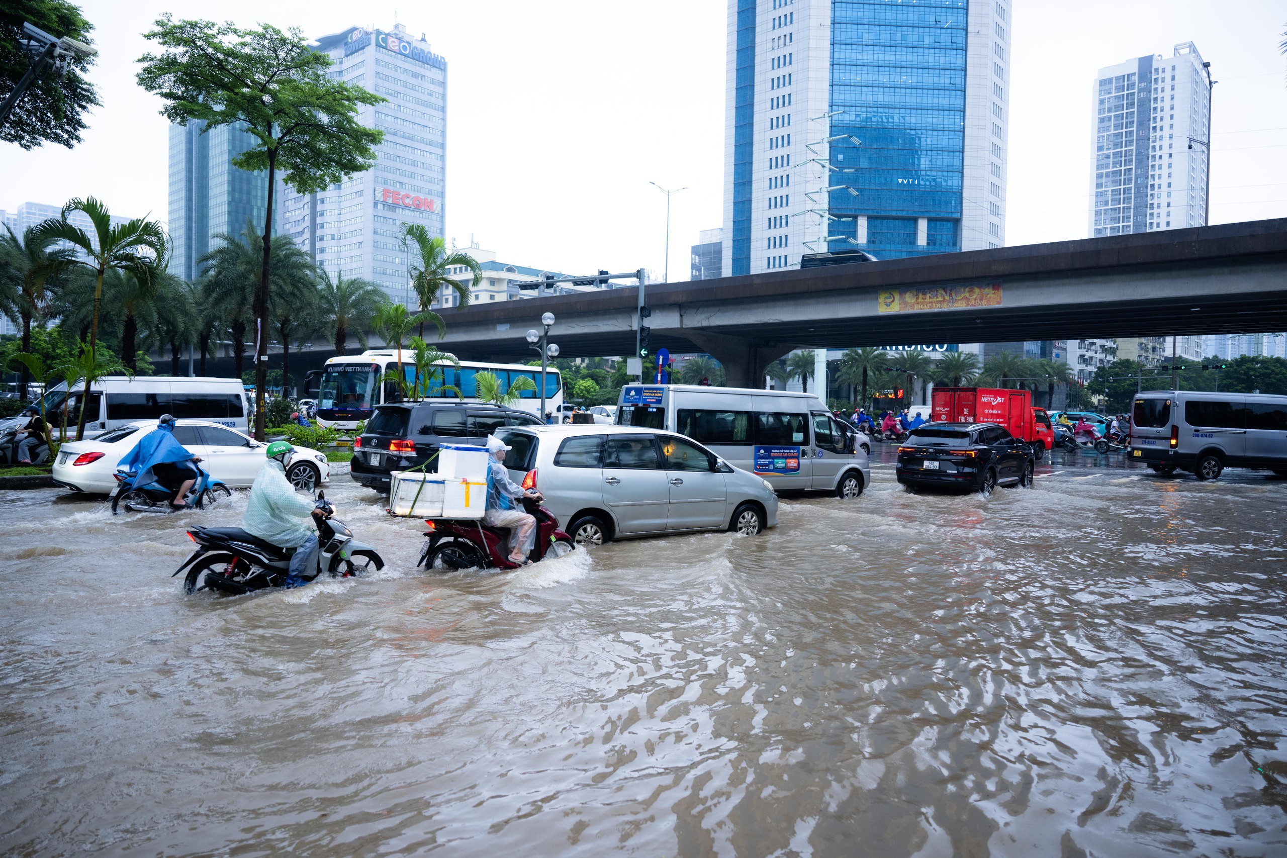 Toàn cảnh Hà Nội ngập sau trận mưa suốt đêm: Những ai đi làm sáng nay lưu ý các tuyến đường này! - Ảnh 41.