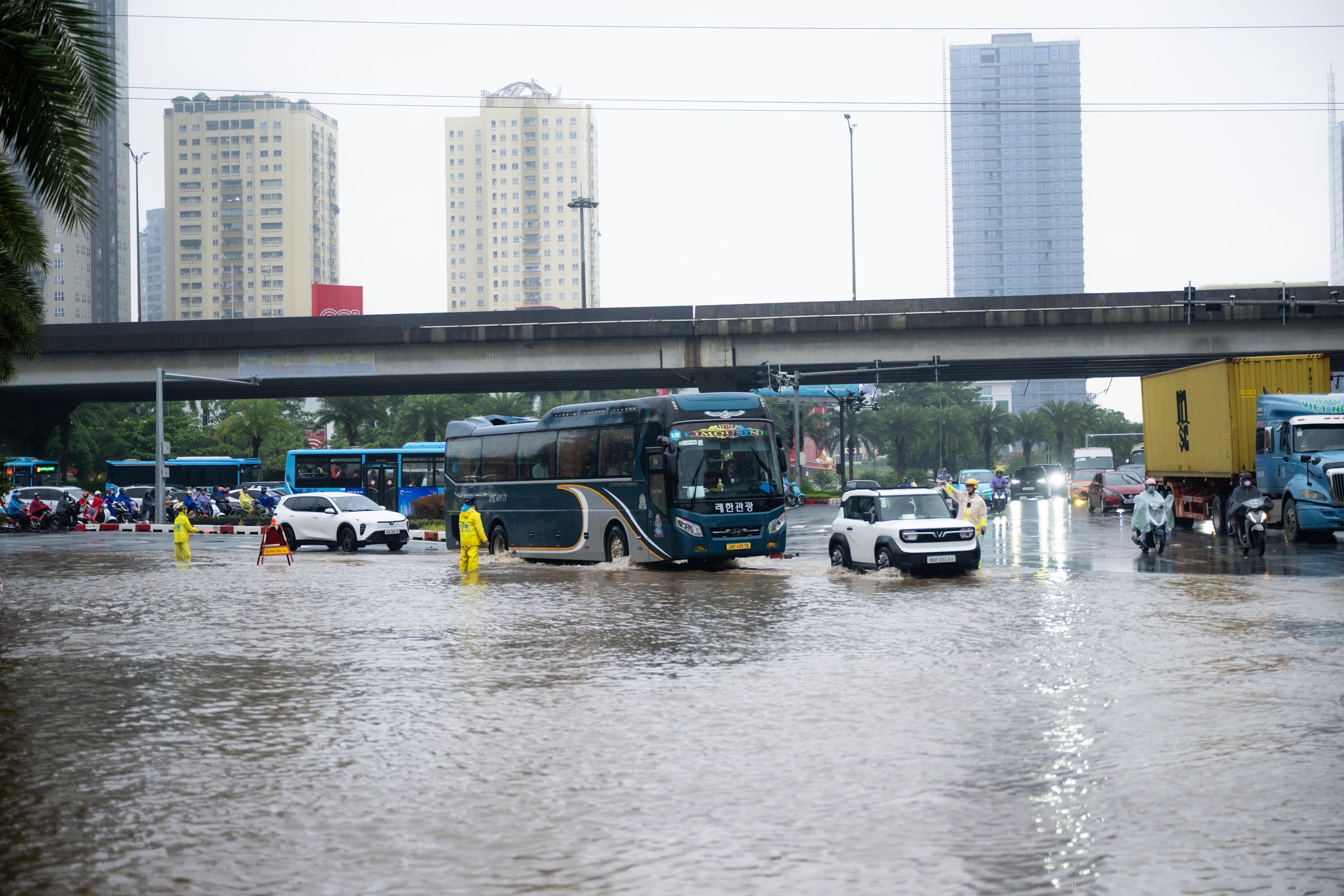 Toàn cảnh Hà Nội ngập sau trận mưa suốt đêm: Những ai đi làm sáng nay lưu ý các tuyến đường này! - Ảnh 42.