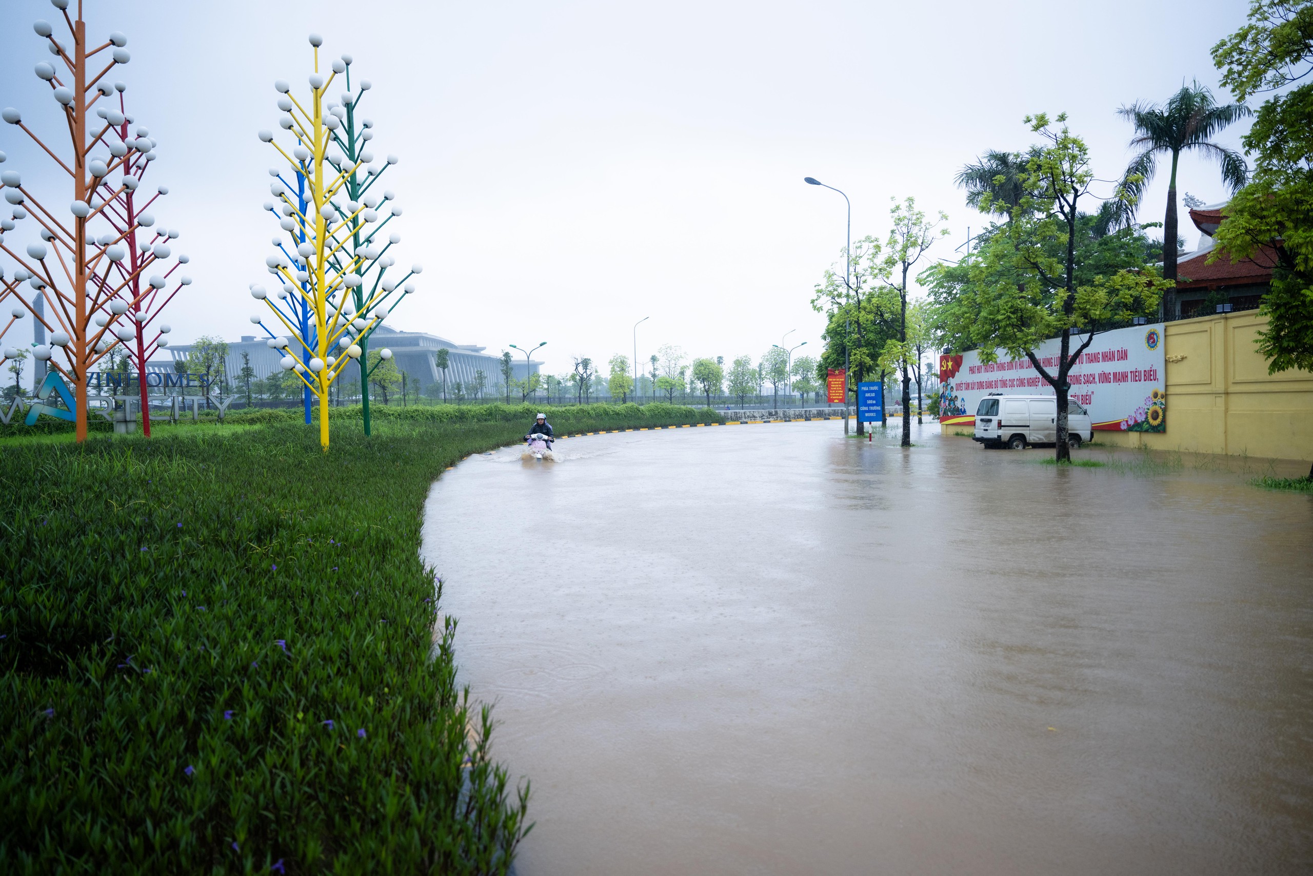 Toàn cảnh Hà Nội ngập sau trận mưa suốt đêm: Những ai đi làm sáng nay lưu ý các tuyến đường này! - Ảnh 43.
