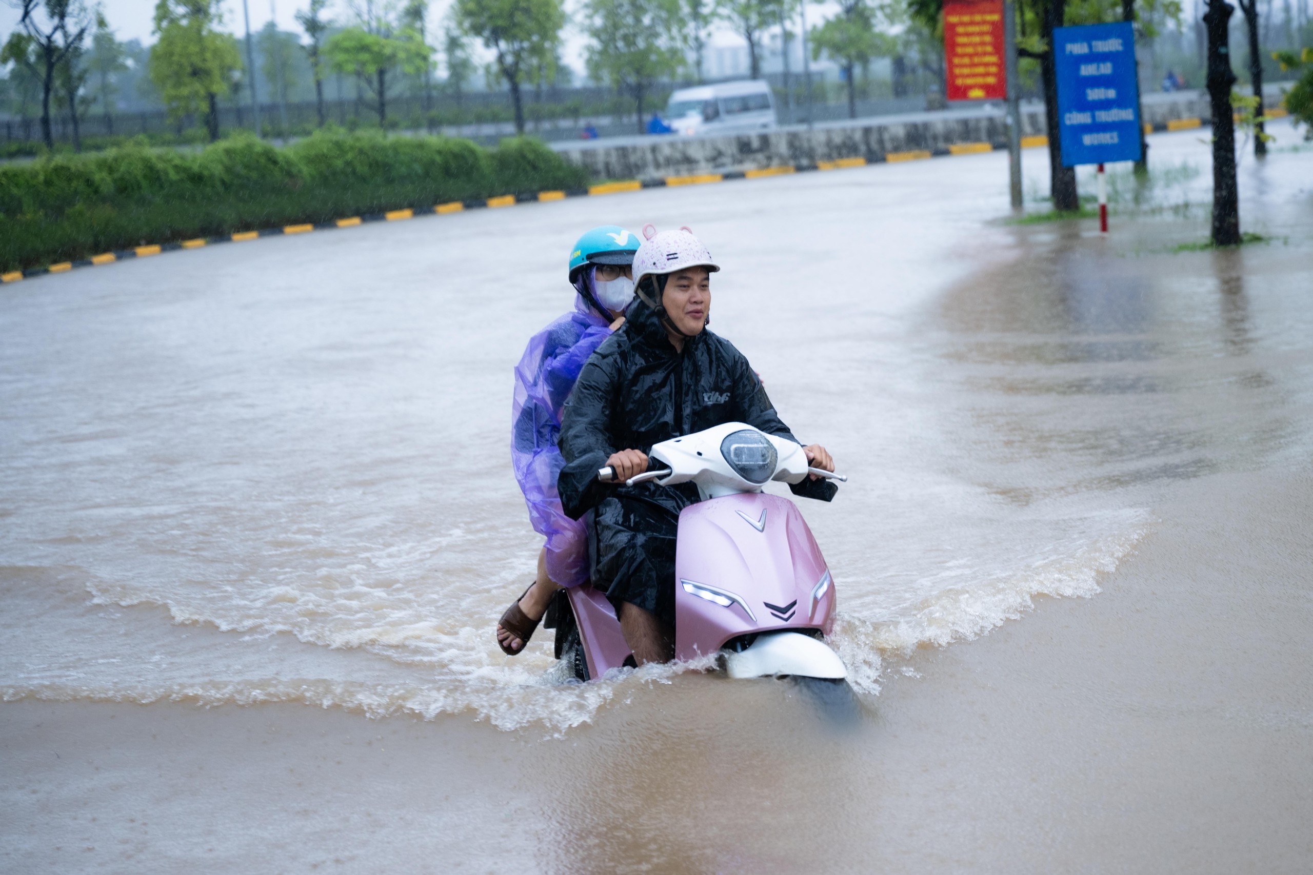 Toàn cảnh Hà Nội ngập sau trận mưa suốt đêm: Những ai đi làm sáng nay lưu ý các tuyến đường này! - Ảnh 44.