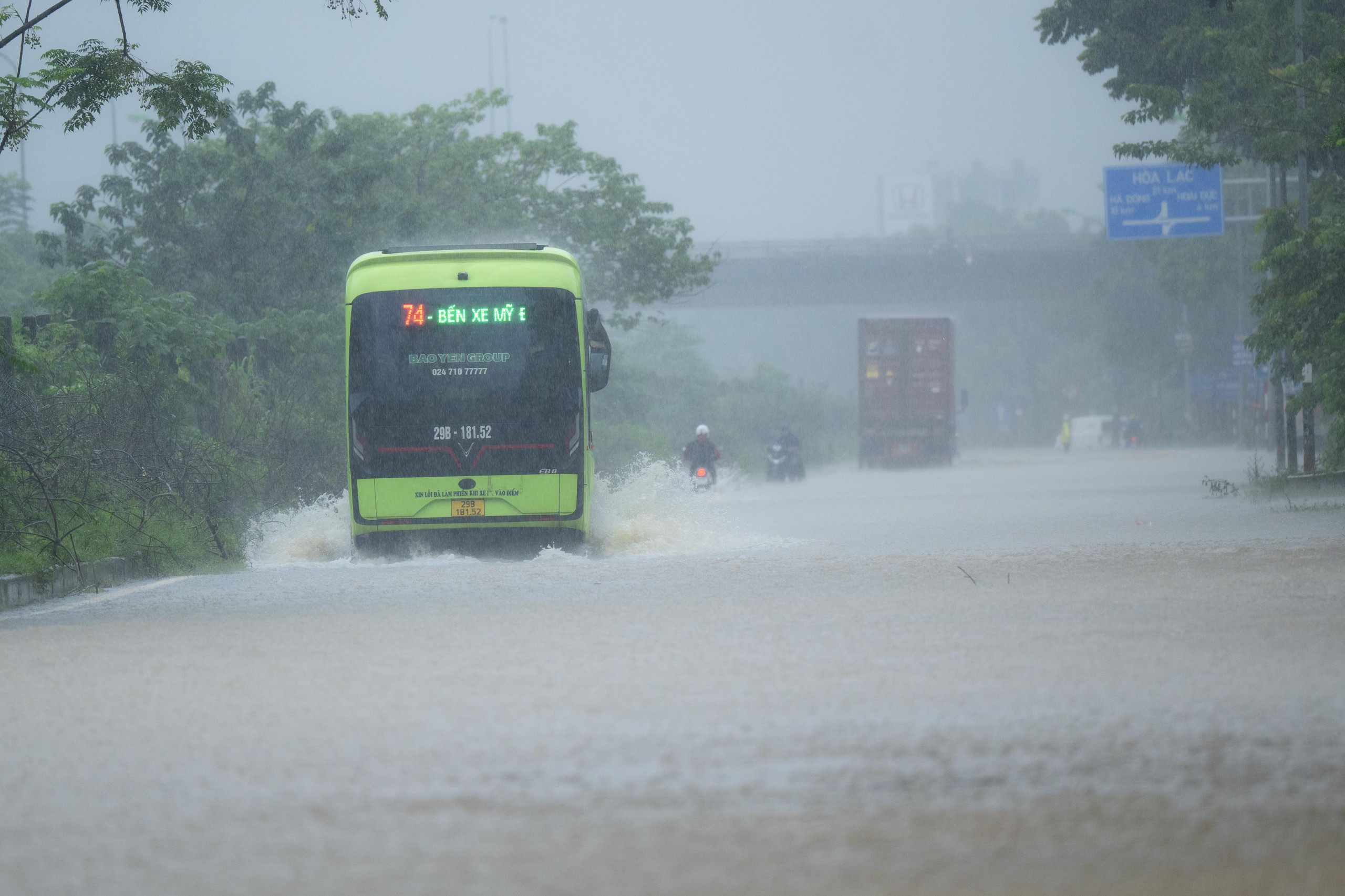 Toàn cảnh Hà Nội ngập sau trận mưa suốt đêm: Những ai đi làm sáng nay lưu ý các tuyến đường này! - Ảnh 46.