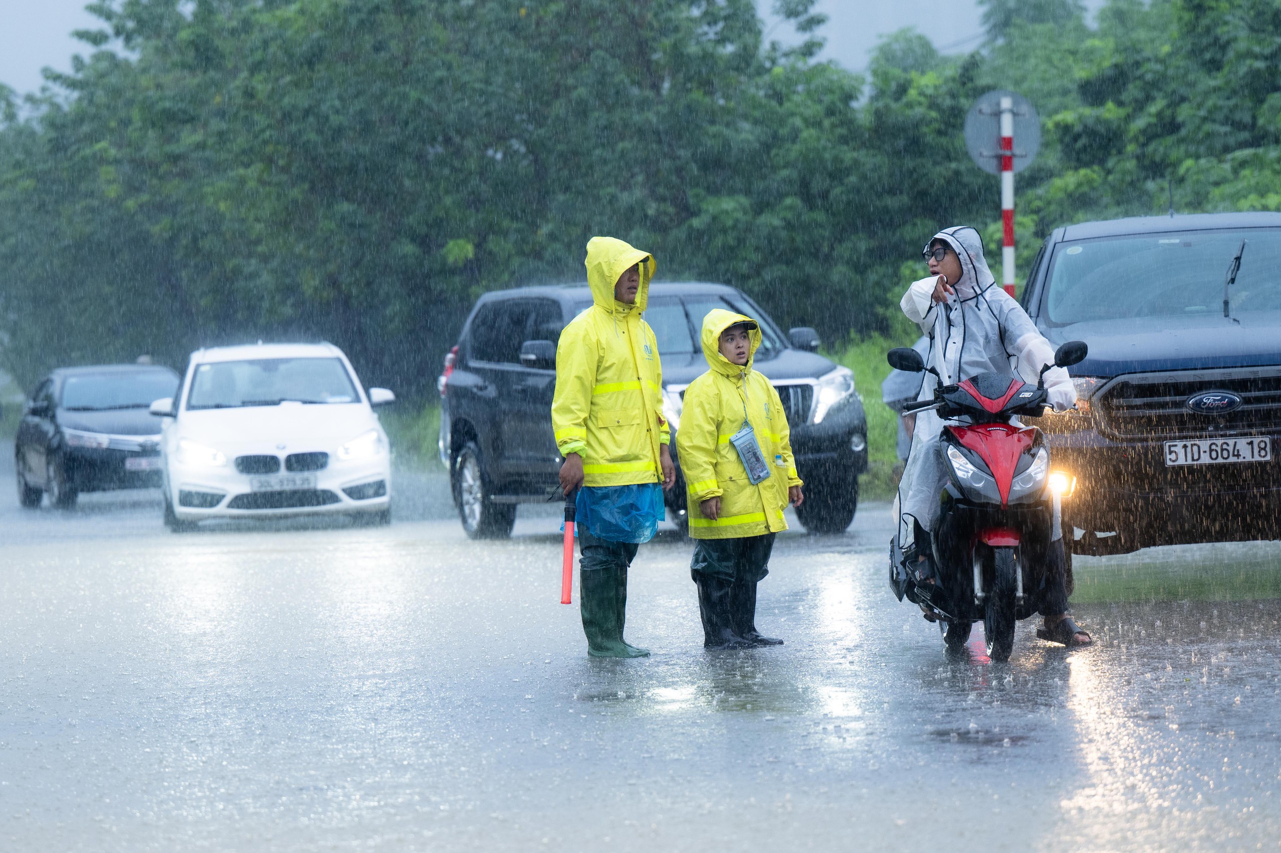 Toàn cảnh Hà Nội ngập sau trận mưa suốt đêm: Những ai đi làm sáng nay lưu ý các tuyến đường này! - Ảnh 47.