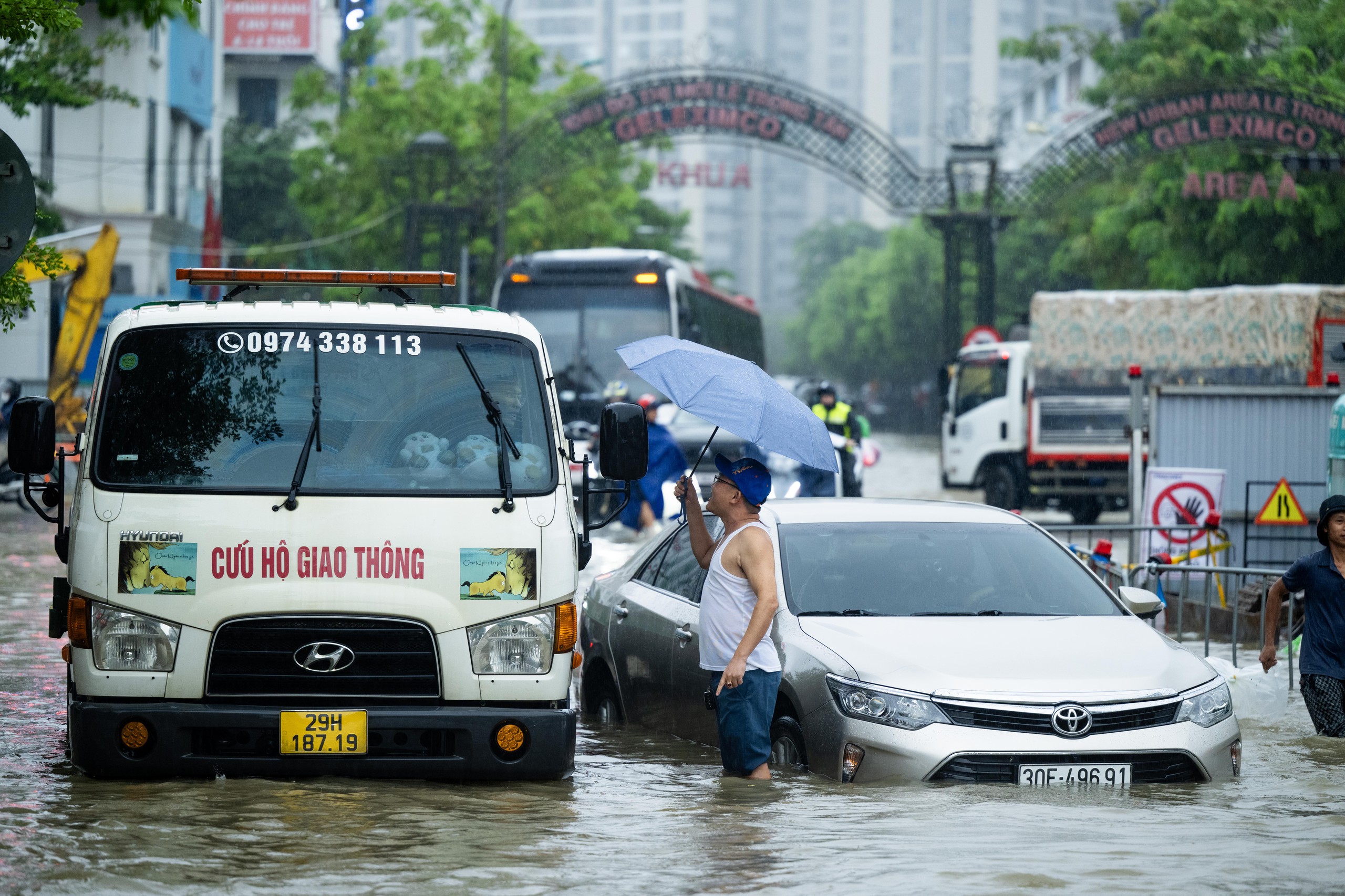 Toàn cảnh Hà Nội ngập sau trận mưa suốt đêm: Những ai đi làm sáng nay lưu ý các tuyến đường này! - Ảnh 3.
