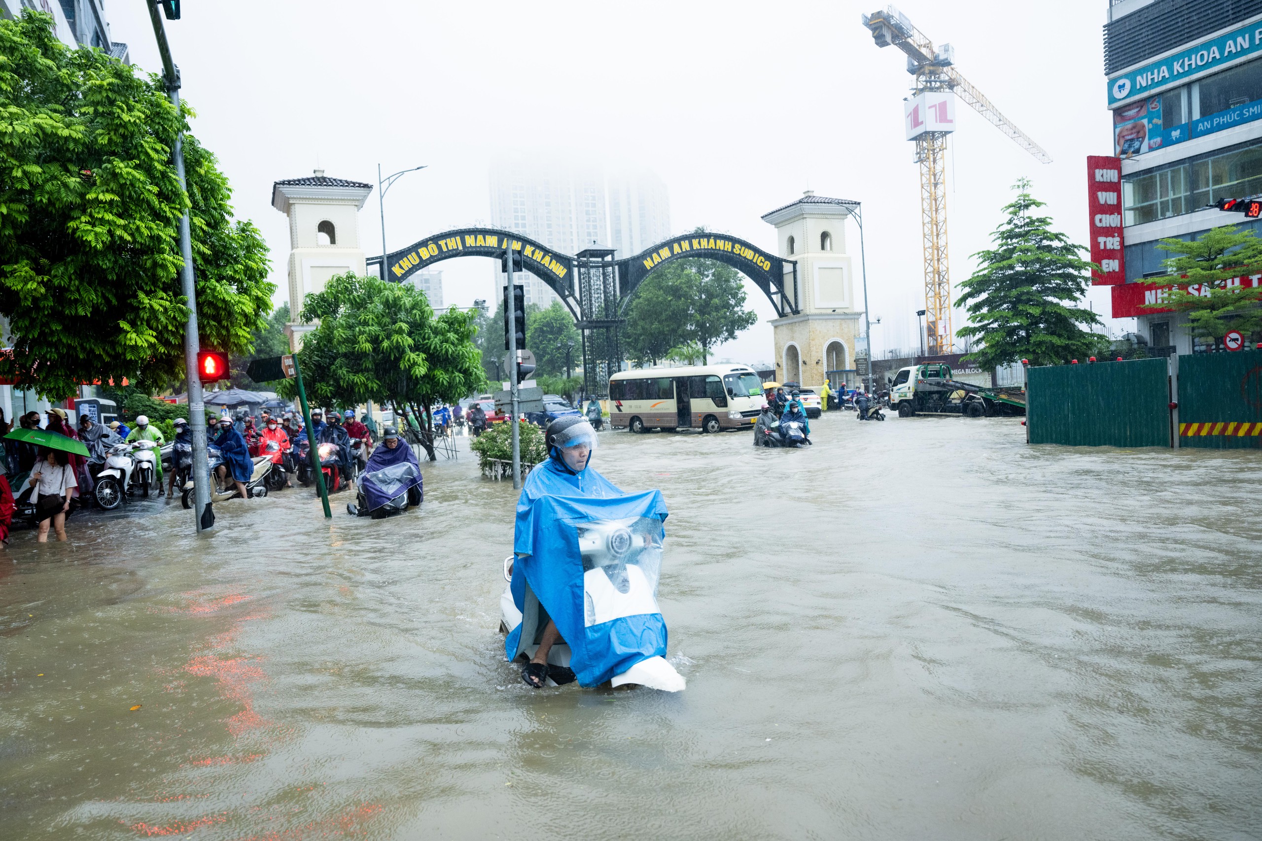 Toàn cảnh Hà Nội ngập sau trận mưa suốt đêm: Những ai đi làm sáng nay lưu ý các tuyến đường này! - Ảnh 2.