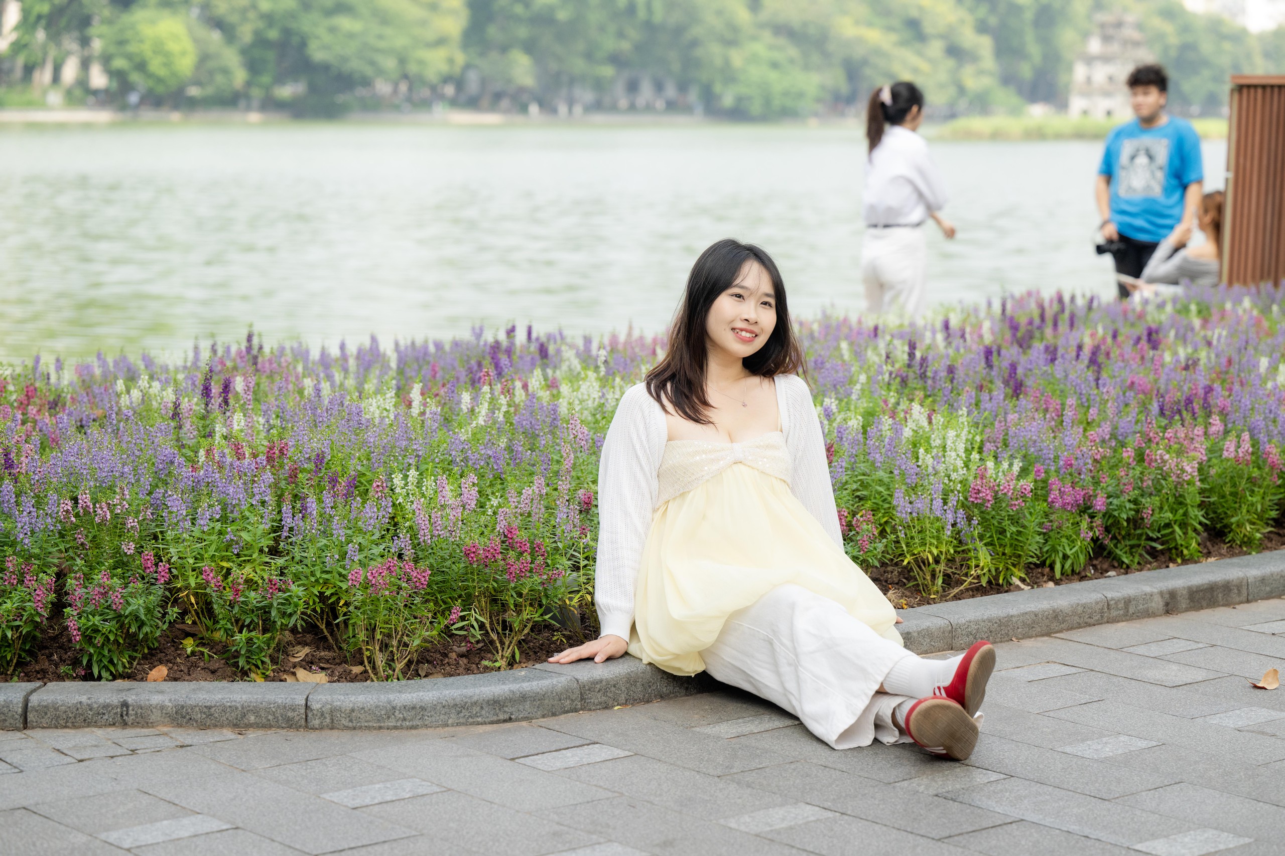 “Quyết không để các nàng thơ nhàm chán”: Hồ Gươm lại thay thảm hoa mới, Hà Nội dạo này thơ thế nhỉ! - Ảnh 22.