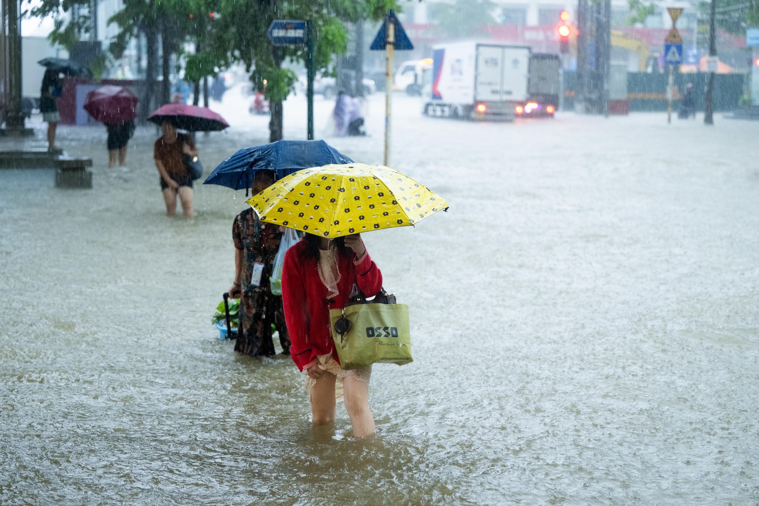 Toàn cảnh Hà Nội ngập sau trận mưa suốt đêm: Những ai đi làm sáng nay lưu ý các tuyến đường này! - Ảnh 16.