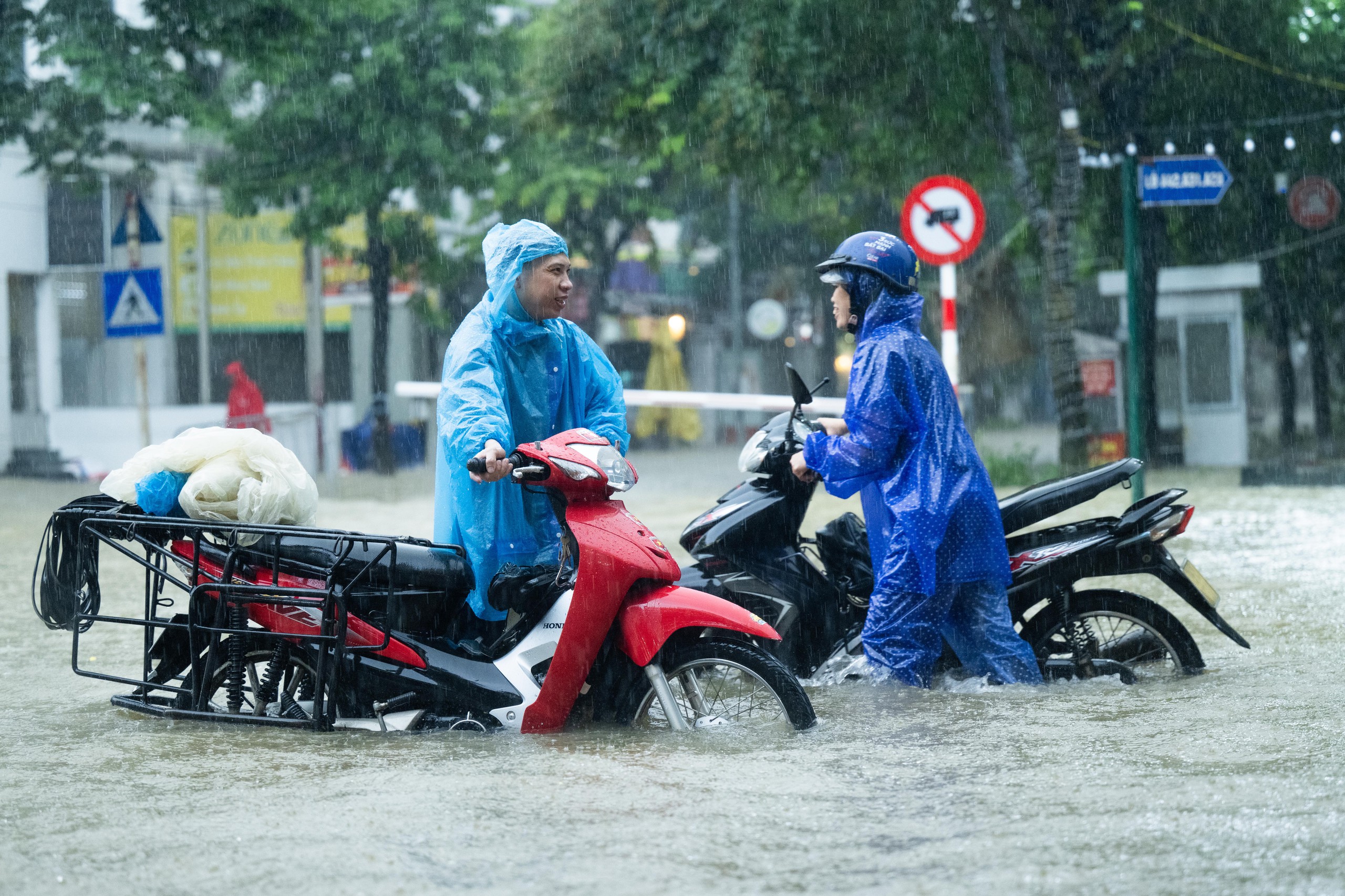 Toàn cảnh Hà Nội ngập sau trận mưa suốt đêm: Những ai đi làm sáng nay lưu ý các tuyến đường này! - Ảnh 21.