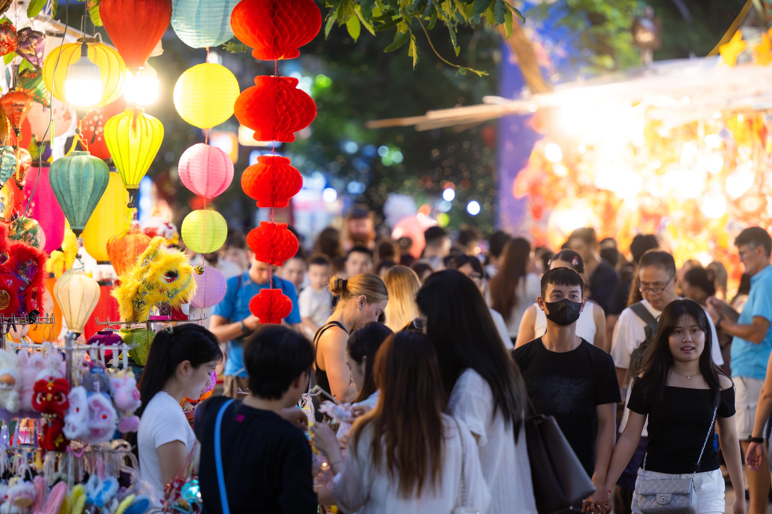 Đêm Trung thu: Hàng Mã chìm trong biển người, cấm xe 24/24, TP.HCM mưa vừa ngớt giới trẻ liền xuống đường - Ảnh 32.