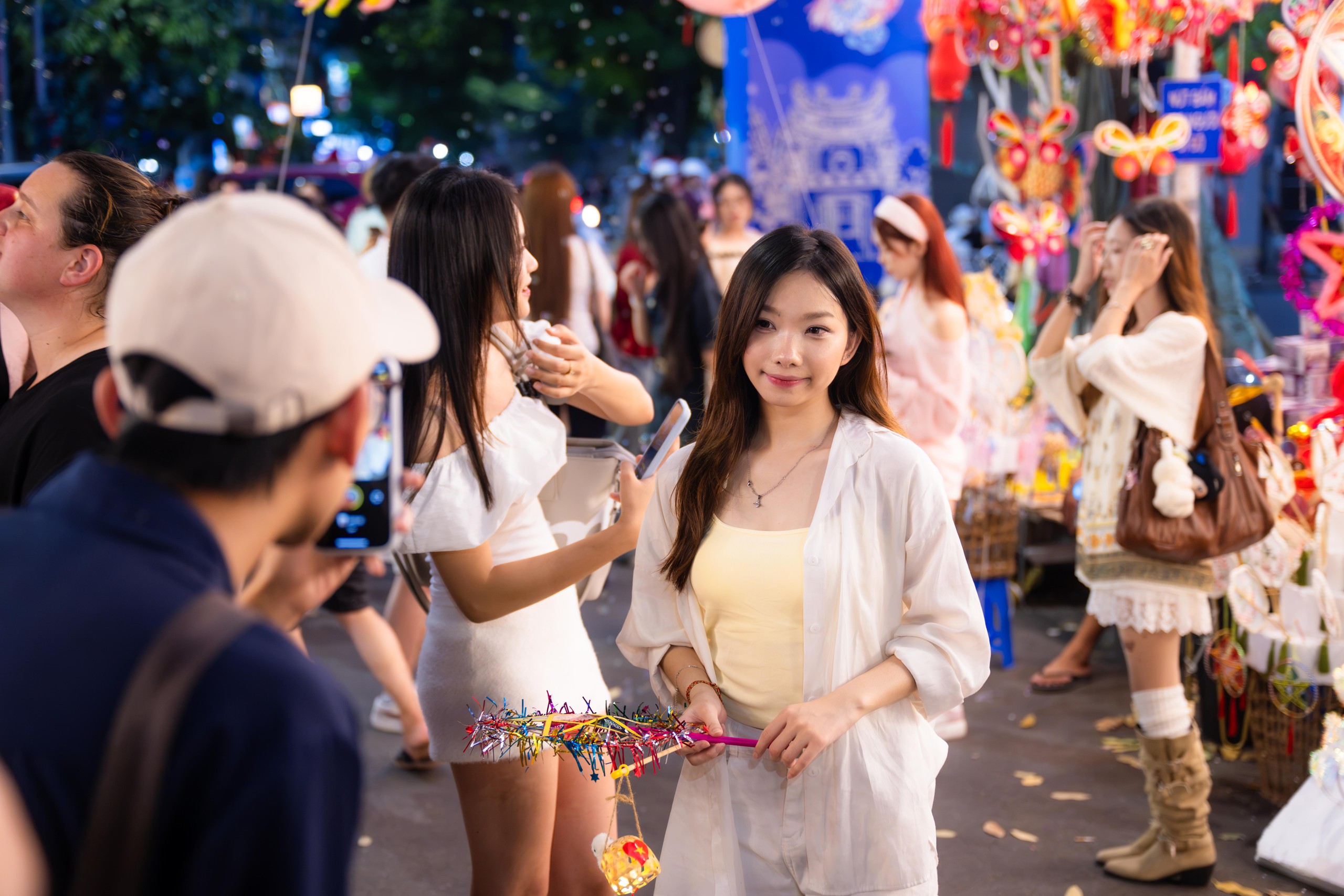 Đêm Trung thu: Hàng Mã chìm trong biển người, cấm xe 24/24, TP.HCM mưa vừa ngớt giới trẻ liền xuống đường - Ảnh 45.