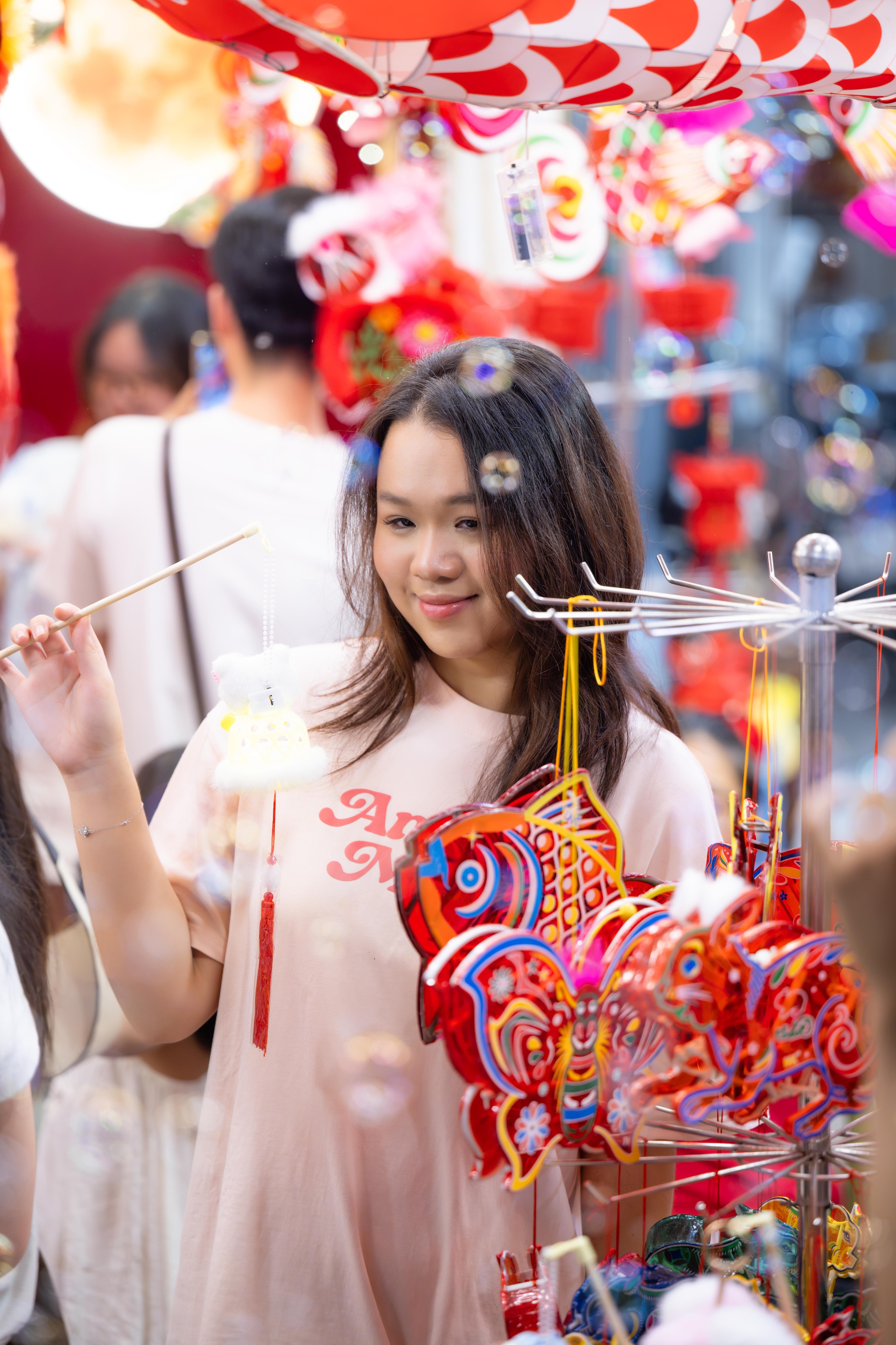 Đêm Trung thu: Hàng Mã chìm trong biển người, cấm xe 24/24, TP.HCM mưa vừa ngớt giới trẻ liền xuống đường - Ảnh 48.