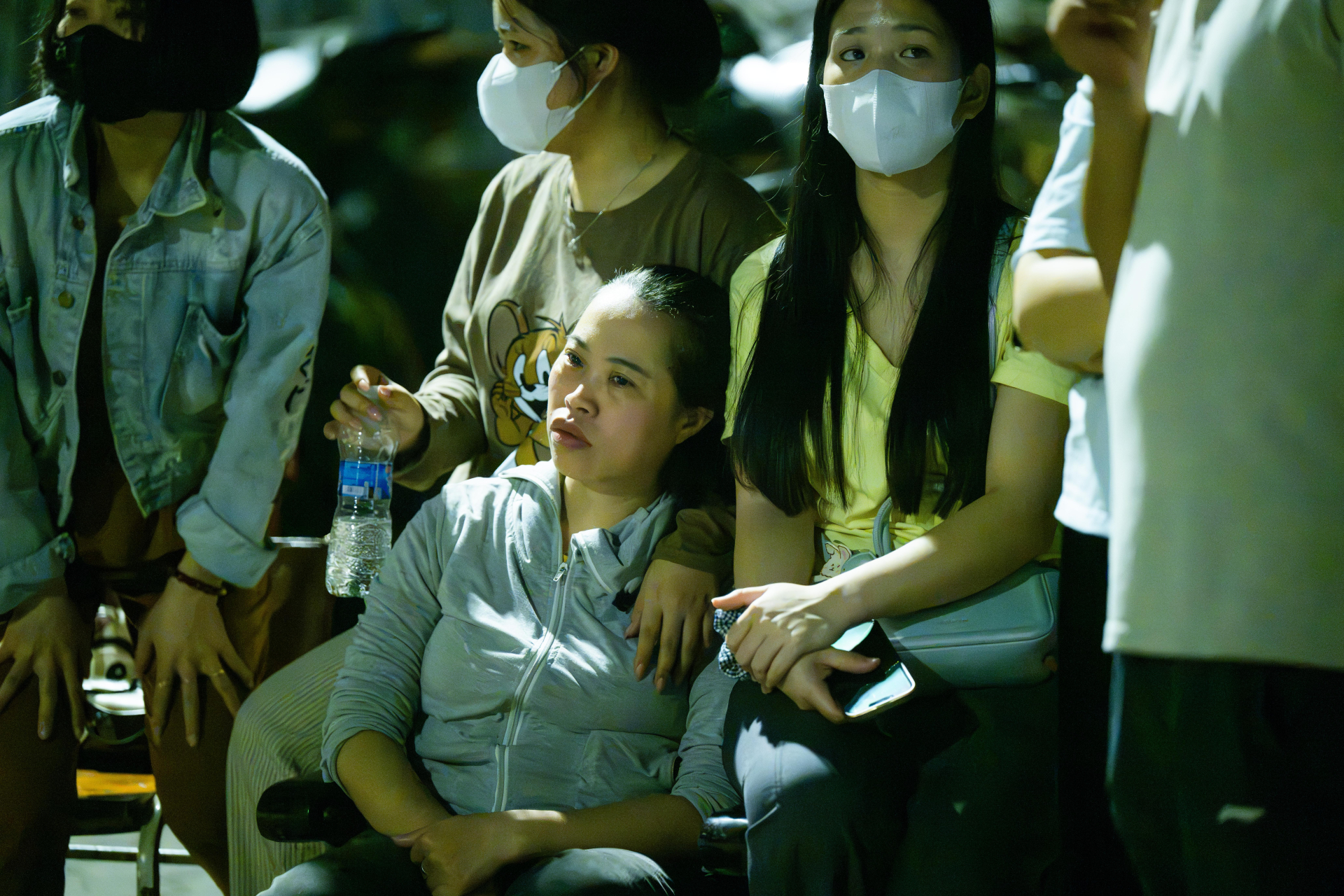 Xuyên đêm tìm kiếm một nam sinh viên ở Hà Nội nghi mất tích khi đi qua đường ngập sâu, người mẹ đến hiện trường ngóng tin con- Ảnh 7.