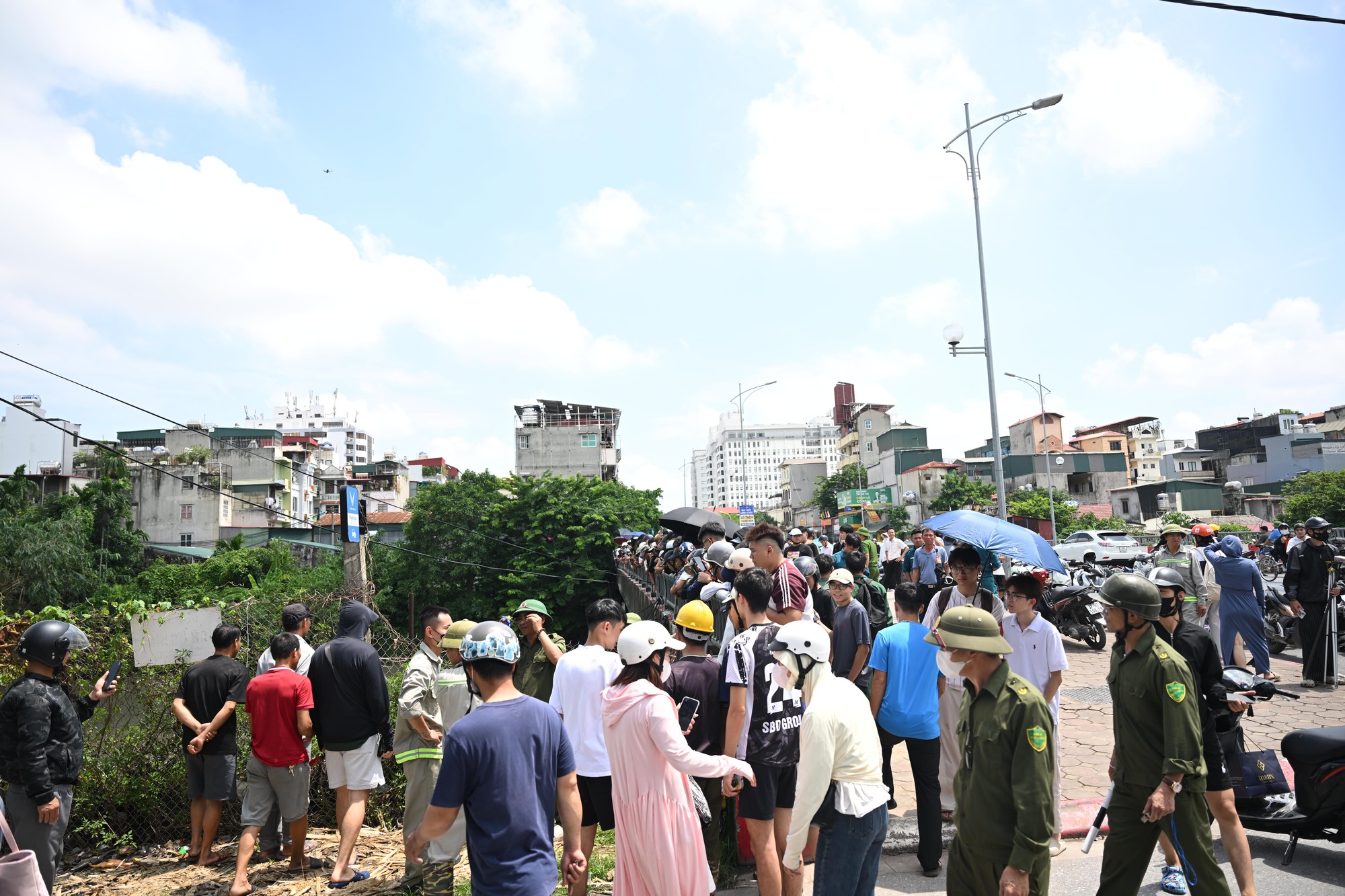 Không có phép màu nào xảy ra: Đã tìm thấy nam sinh viên Hà Nội mất tích khi đi qua đường ngập sâu, mẹ khóc ngất khi nhận tin dữ- Ảnh 3.