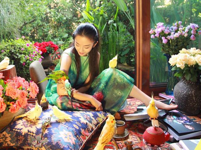 Ngoài 60 tuổi, nữ nghệ sĩ chọn sống trong căn nhà bên hồ: Cửa kính chạm sàn, sân đầy hoa, bước ra ngoài đã thấy núi và nước- Ảnh 12.