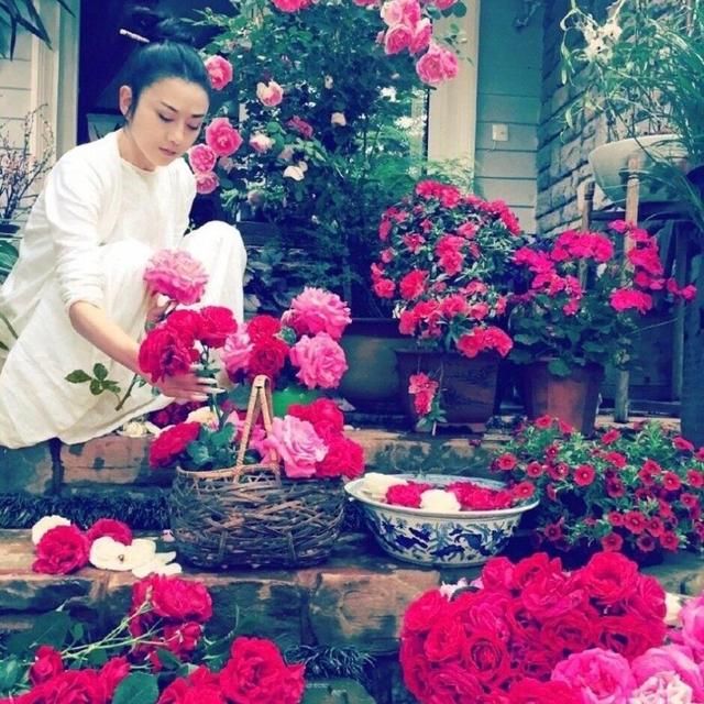 Ngoài 60 tuổi, nữ nghệ sĩ chọn sống trong căn nhà bên hồ: Cửa kính chạm sàn, sân đầy hoa, bước ra ngoài đã thấy núi và nước- Ảnh 13.