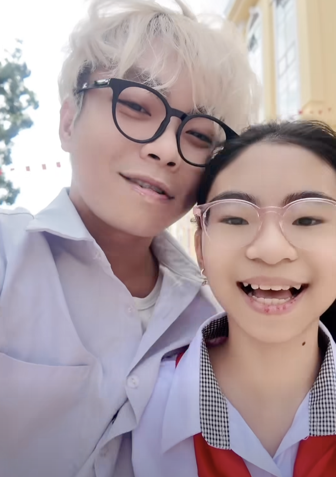 Cô bé gây bão mạng "Cười đi rồi cho nghỉ học" giờ đã lên lớp 6: Ngoại hình thế nào mà hút gần 7 triệu lượt xem?- Ảnh 2.