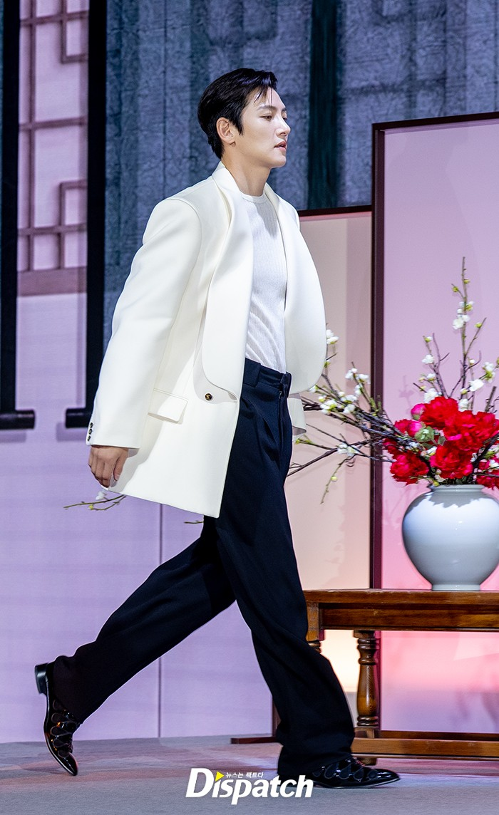 Sự kiện toàn sao khủng: Ji Chang Wook chuẩn bạch mã hoàng tử, mỹ nhân đẹp nhất thế giới ga lăng với Son Ye Jin- Ảnh 1.