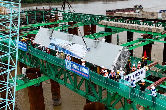 Một năm nữa, Hà Nội sẽ hoàn thành cây cầu vượt sông Hồng 16.200 tỷ đồng nối khu phố cổ với Long Biên, sở hữu thiết kế
