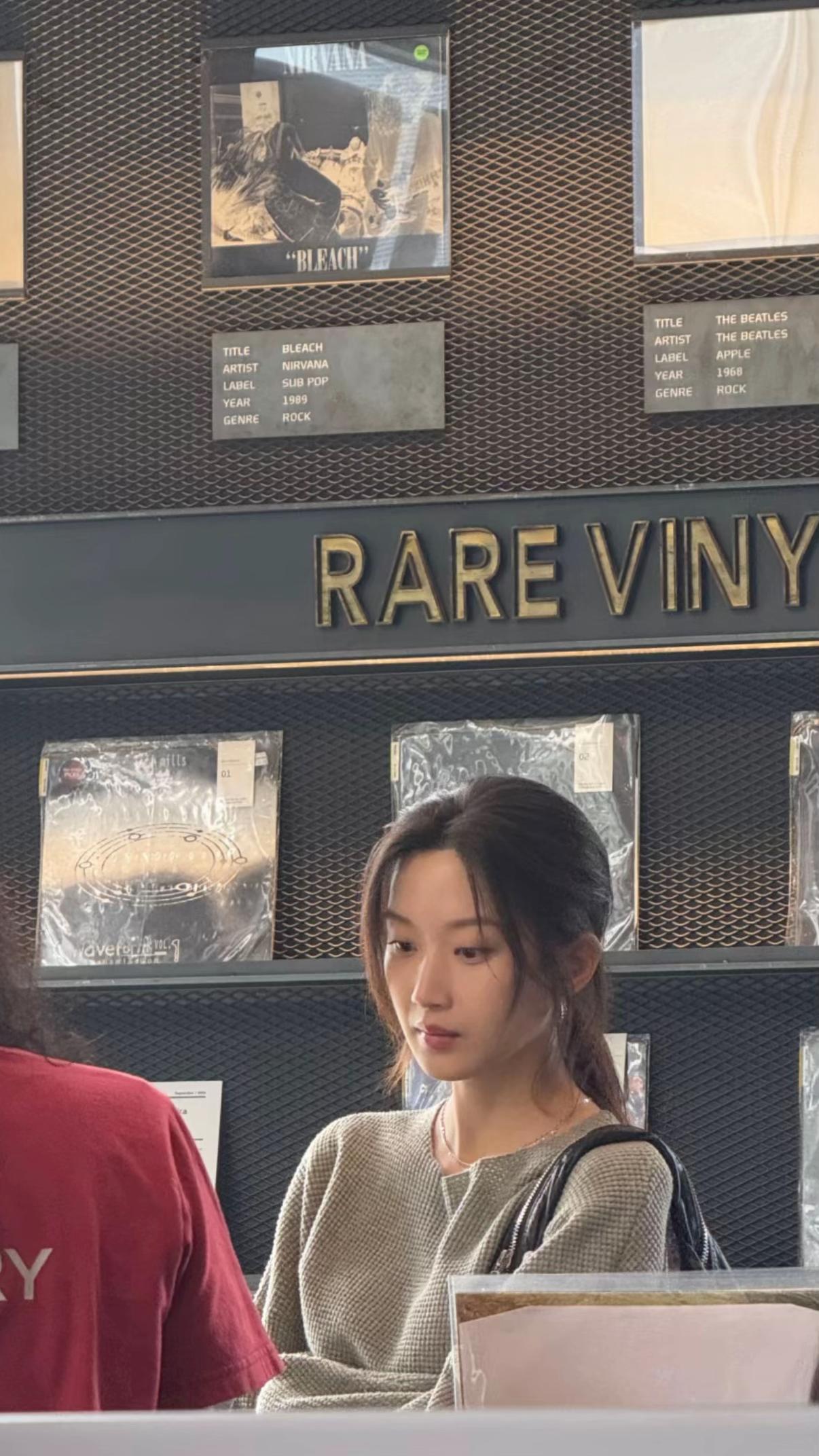 Minh tinh lấn át Son Ye Jin để đầu bù tóc rối ra đường vẫn đươc khen sang- Ảnh 2.