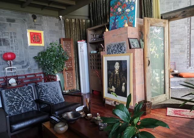 Ngoài 60 tuổi, nữ nghệ sĩ chọn sống trong căn nhà bên hồ: Cửa kính chạm sàn, sân đầy hoa, bước ra ngoài đã thấy núi và nước- Ảnh 9.