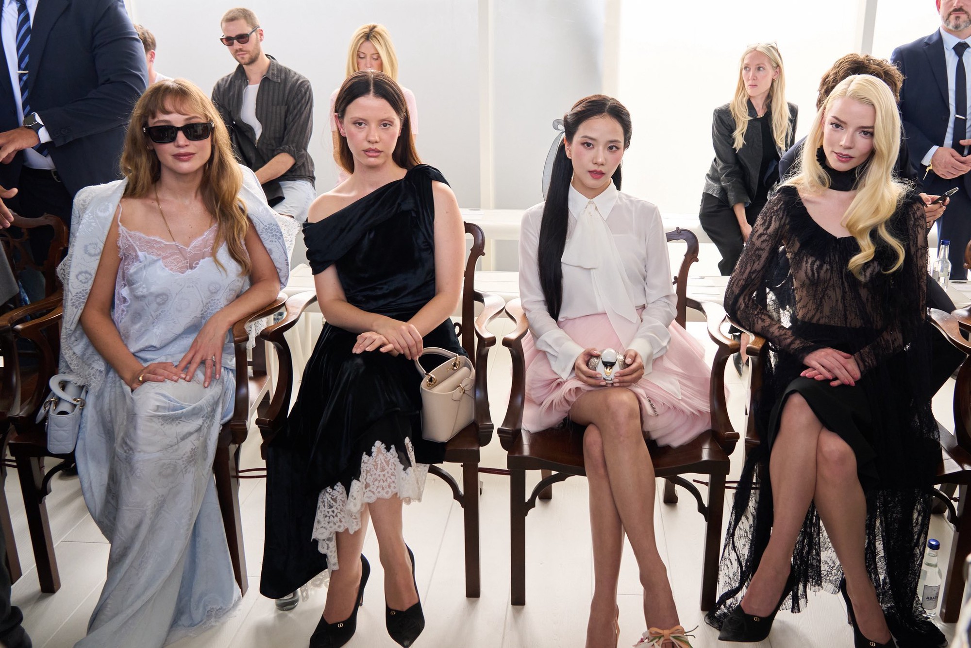 Jisoo: Xinh thì sang làm mẫu beauty, chứ gu xấu thì đừng đi Fashion Week - Ảnh 9.