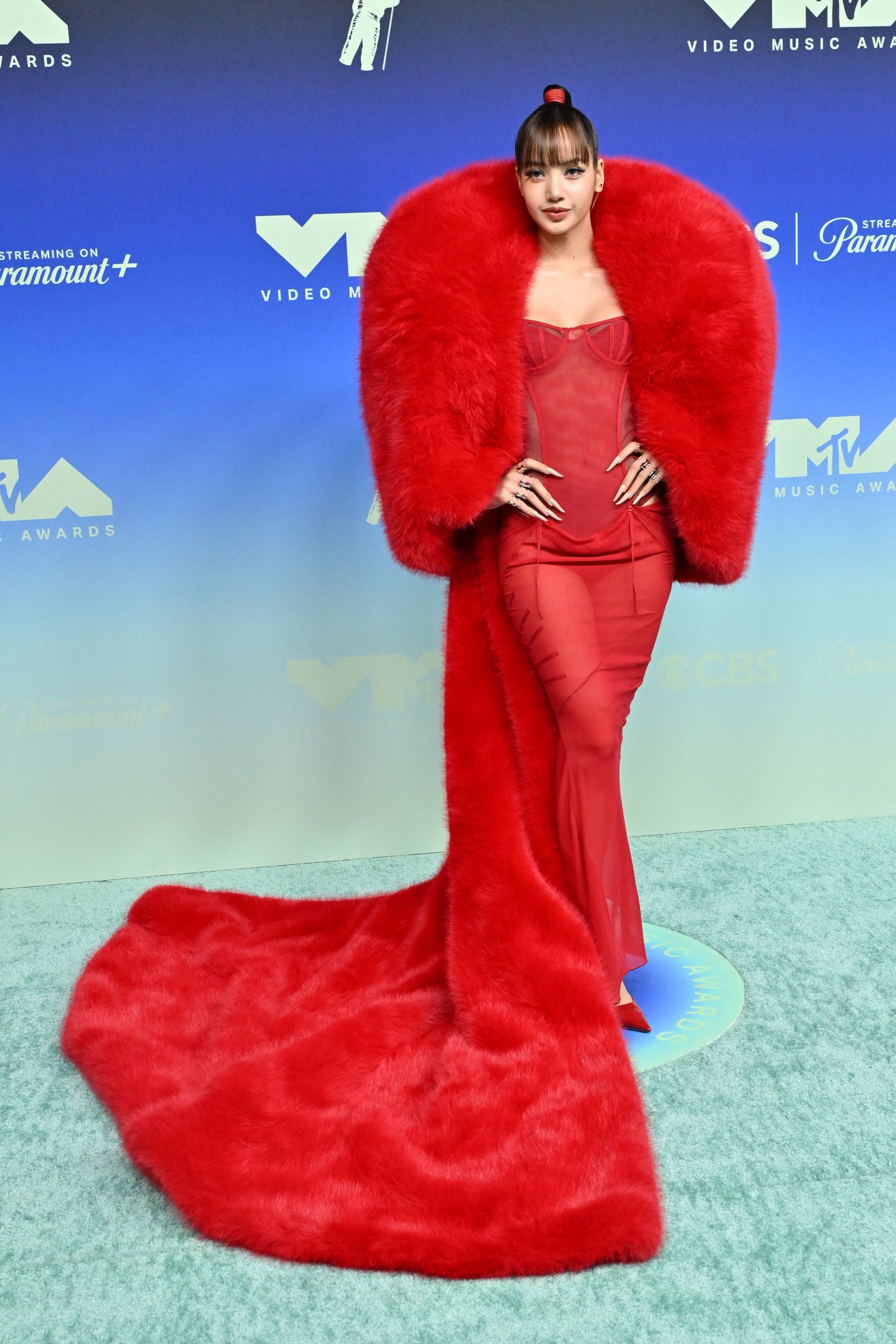 Siêu thảm xanh VMAs 2026: Lisa chơi nổi