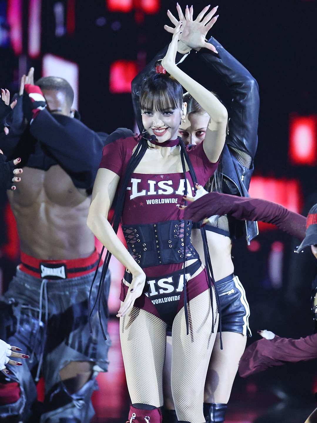Lisa đốt mắt táo bạo bên trai đẹp, mang đặc sản Thái Lan “cháy phố” tưng bừng ở VMAs 2026- Ảnh 7.