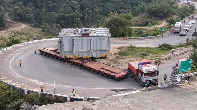 Phát hiện khối kim loại nặng 250 tấn được vận chuyển bằng đoàn xe hộ tống, đi quãng đường gần 2.000 km để thực hiện nhiệm vụ đặc biệt- Ảnh 1.