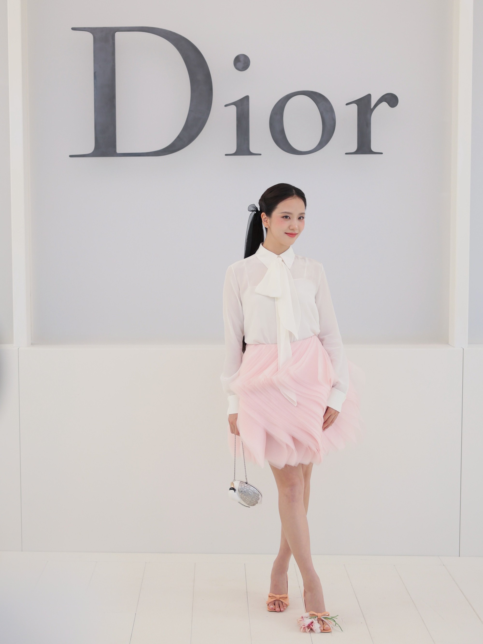 Jisoo: Xinh thì sang làm mẫu beauty, chứ gu xấu thì đừng đi Fashion Week - Ảnh 1.