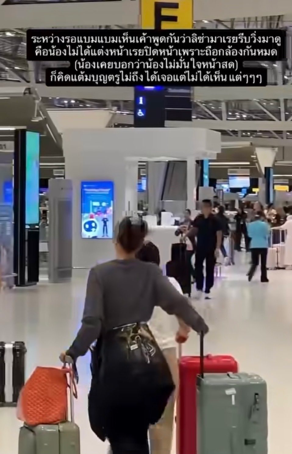 Bắt gọn Lisa hẹn hò "hồng hài nhi" kém 3 tuổi tại London, yêu nhau rành rành đến thế này rồi sao?- Ảnh 2.