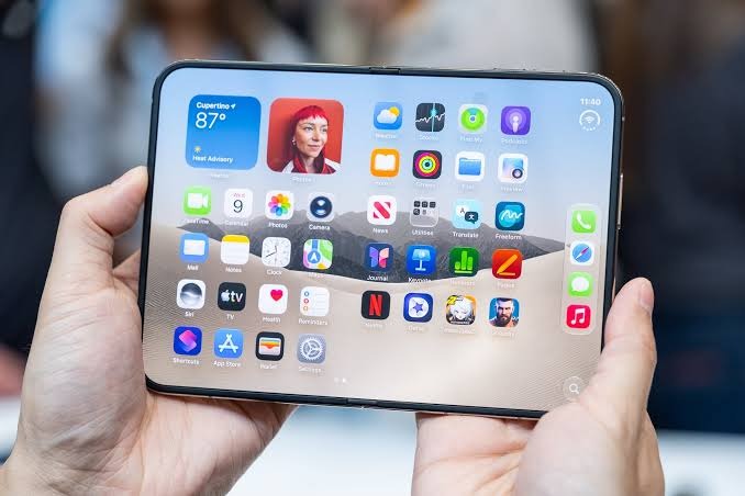 Ngắm cận cảnh iPhone Duo giá trăm triệu, gập mở êm ái, mỏng dính sang xịn- Ảnh 1.