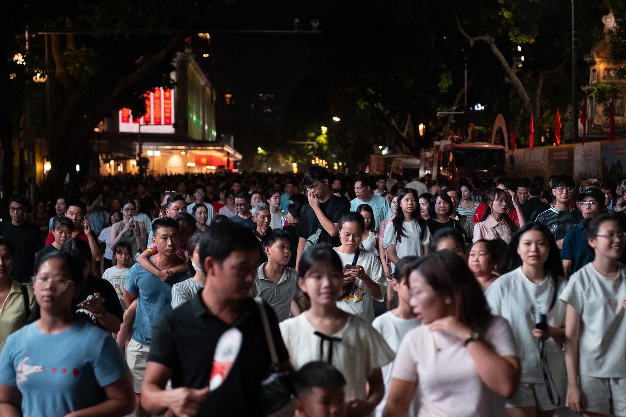 Pháo hoa chưa bắn, Công viên Thống Nhất đã đông nghịt: Người dân dựng lều, trải thảm ngồi chờ - Ảnh 41.