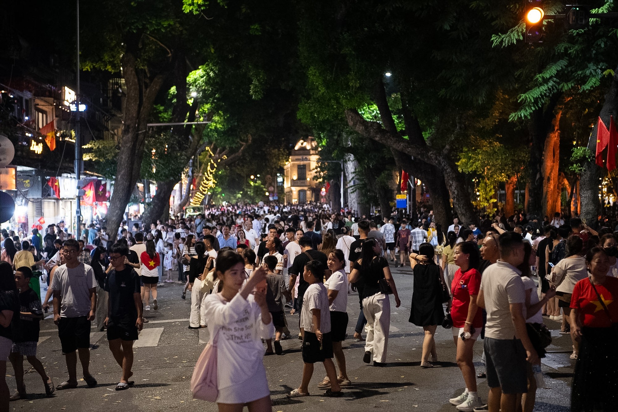 Pháo hoa chưa bắn, Công viên Thống Nhất đã đông nghịt: Người dân dựng lều, trải thảm ngồi chờ - Ảnh 40.