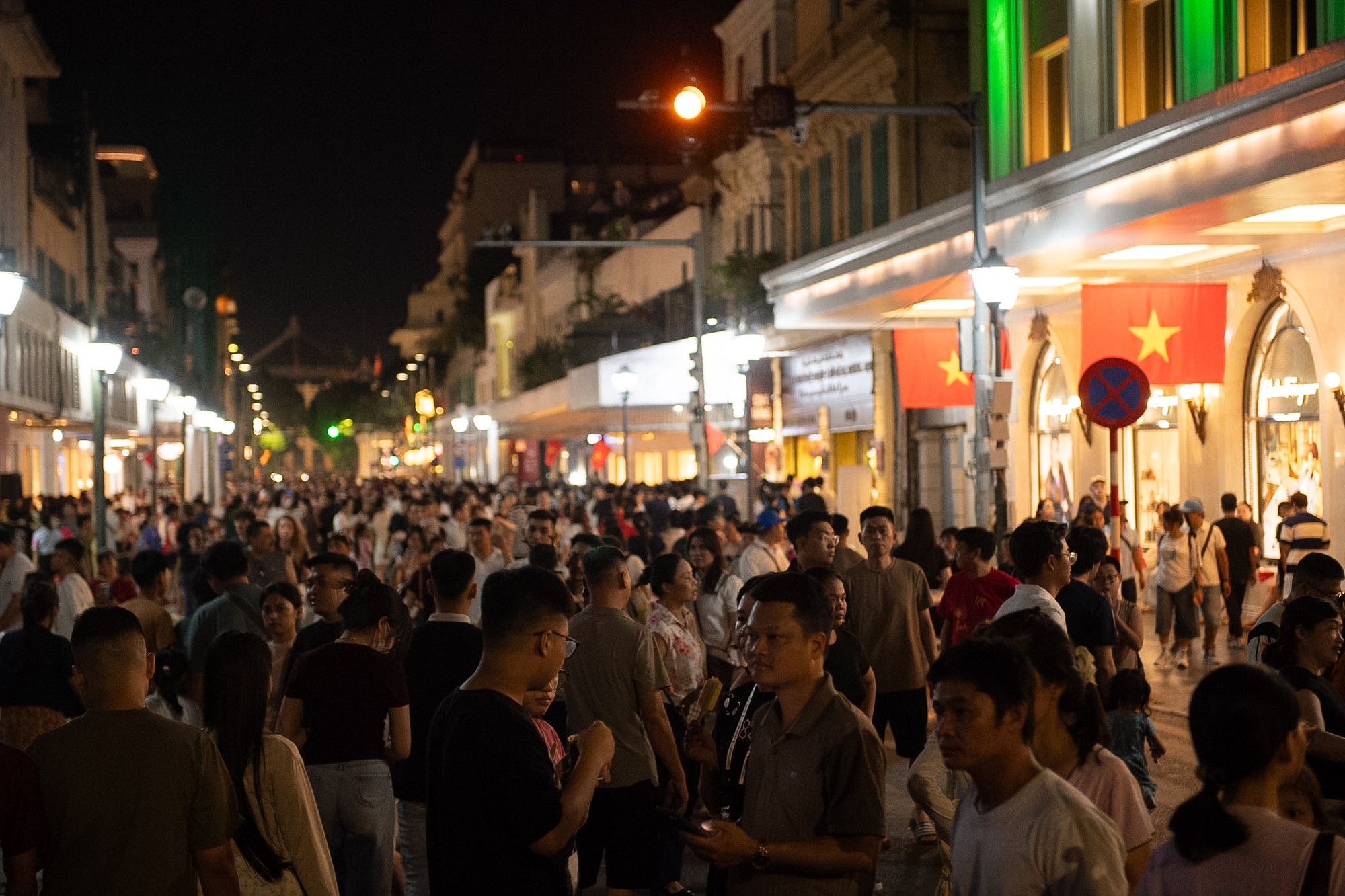 Pháo hoa chưa bắn, Công viên Thống Nhất đã đông nghịt: Người dân dựng lều, trải thảm ngồi chờ - Ảnh 37.