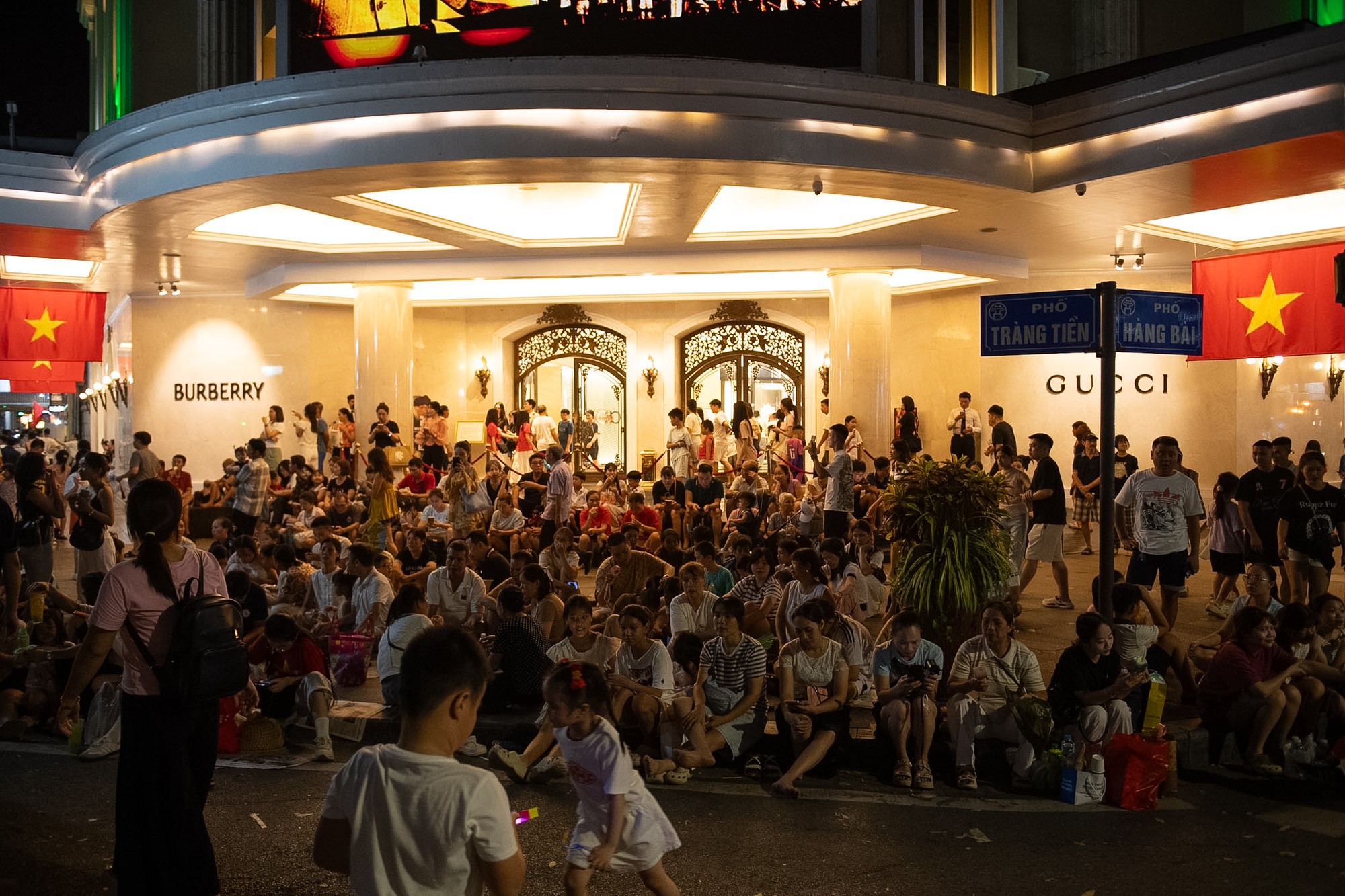 Pháo hoa chưa bắn, Công viên Thống Nhất đã đông nghịt: Người dân dựng lều, trải thảm ngồi chờ - Ảnh 35.