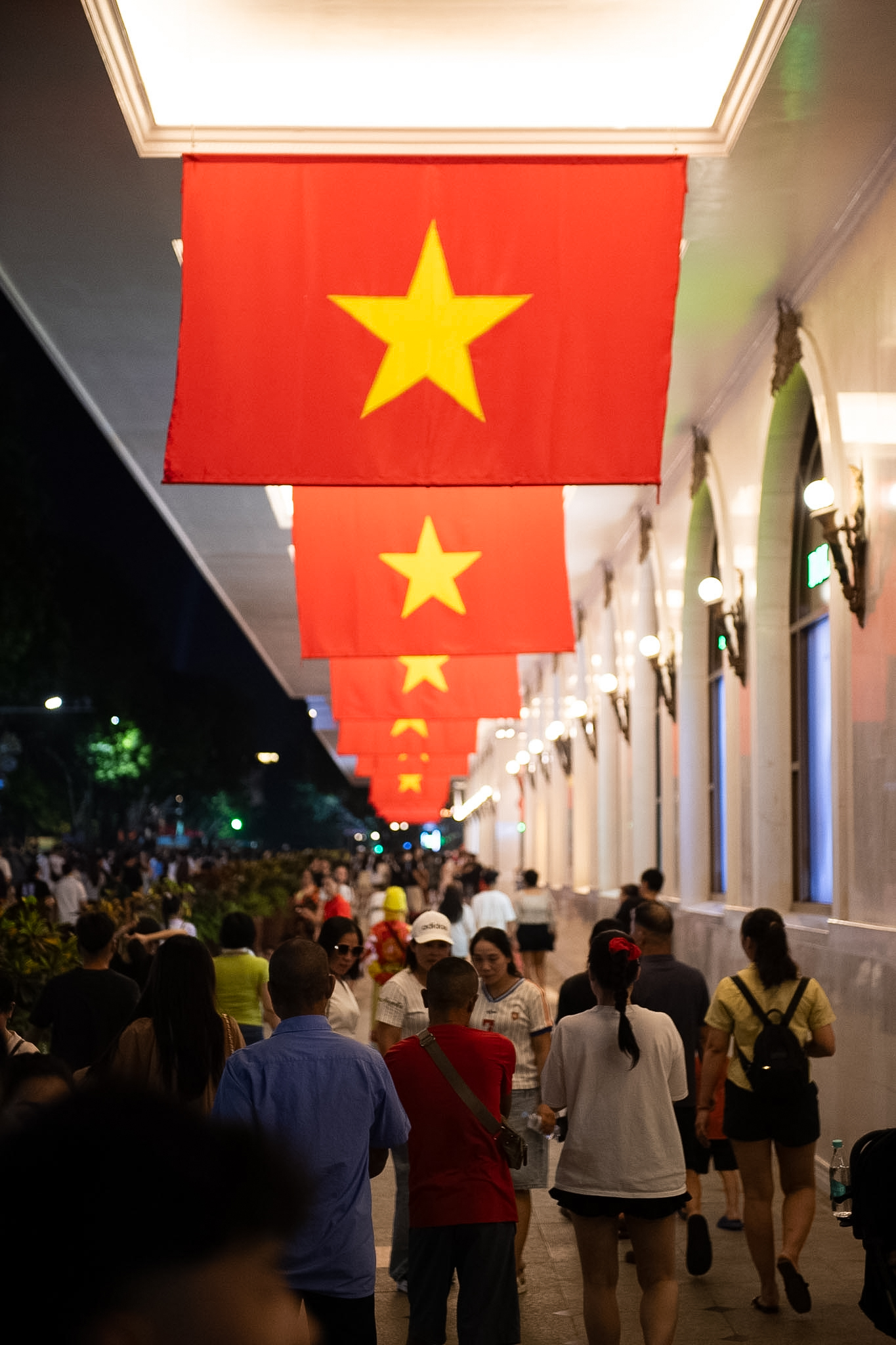 Pháo hoa chưa bắn, Công viên Thống Nhất đã đông nghịt: Người dân dựng lều, trải thảm ngồi chờ - Ảnh 39.
