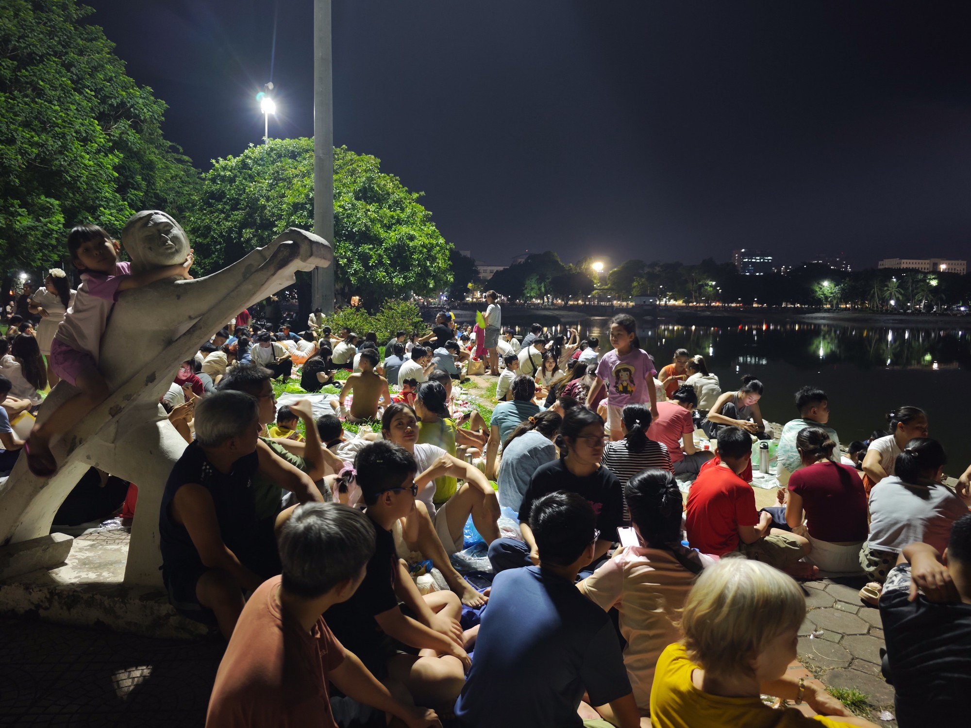 Pháo hoa chưa bắn, Công viên Thống Nhất đã đông nghịt: Người dân dựng lều, trải thảm ngồi chờ - Ảnh 30.