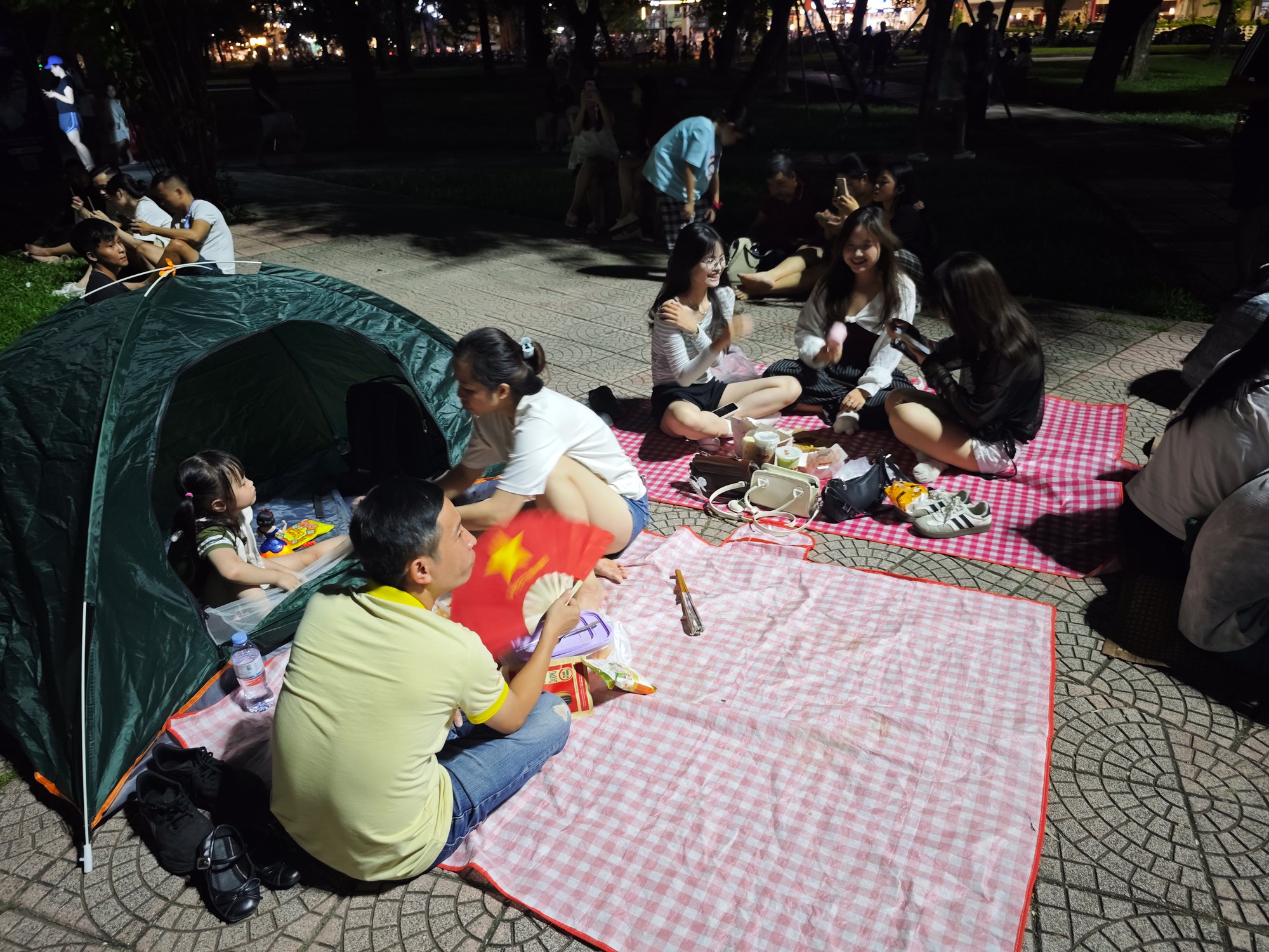 Pháo hoa chưa bắn, Công viên Thống Nhất đã đông nghịt: Người dân dựng lều, trải thảm ngồi chờ - Ảnh 34.