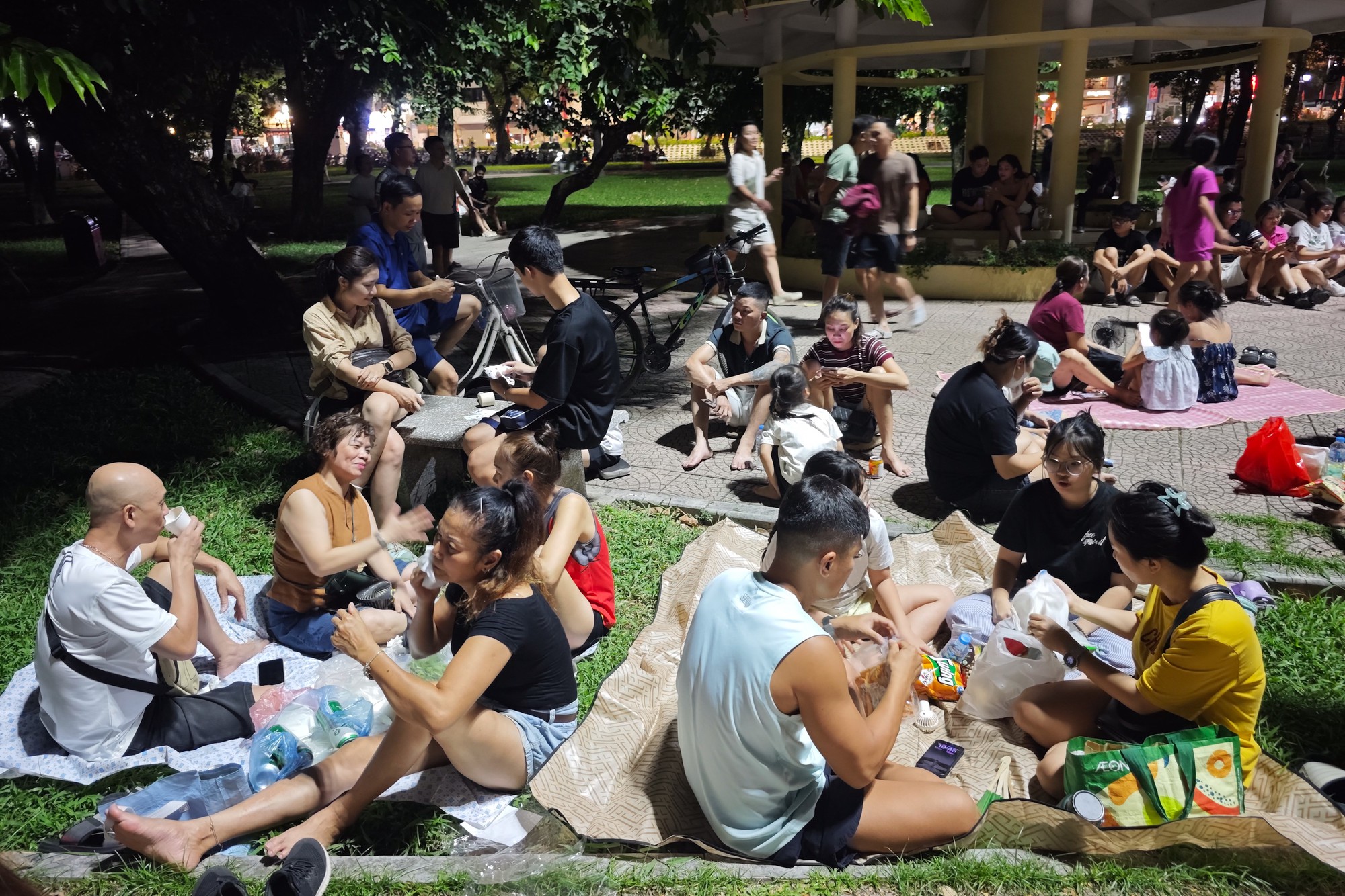Pháo hoa chưa bắn, Công viên Thống Nhất đã đông nghịt: Người dân dựng lều, trải thảm ngồi chờ - Ảnh 32.