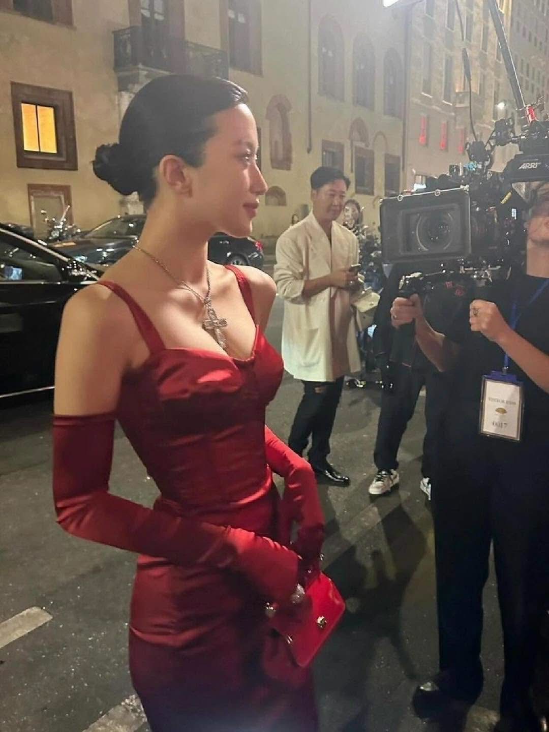 Minh tinh lấn át Son Ye Jin để đầu bù tóc rối ra đường vẫn đươc khen sang- Ảnh 6.