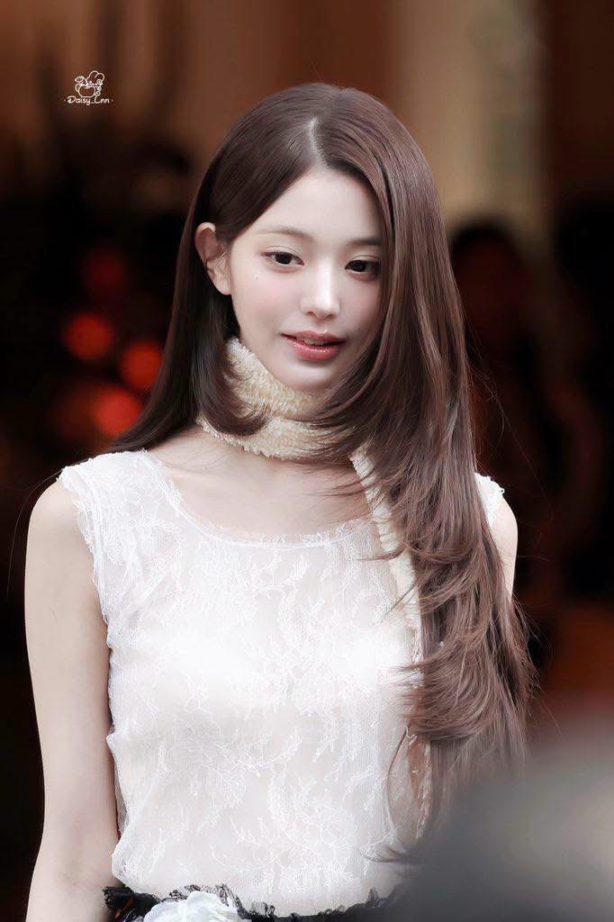 Jisoo nén khóc, nhường hết phần sang cho Jang Wonyoung và Địch Lệ Nhiệt Ba tại show Dior- Ảnh 8.