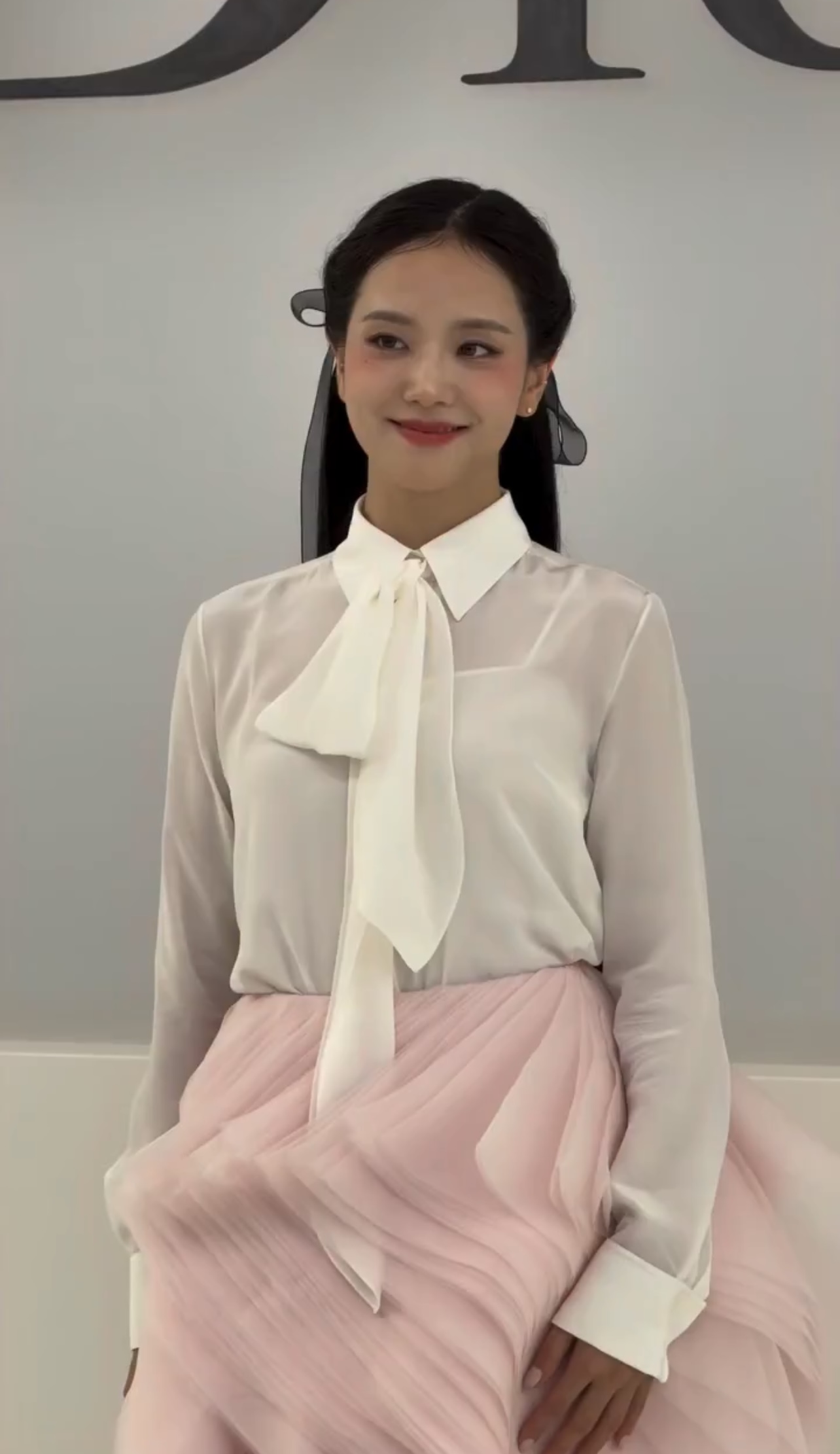 Jisoo nén khóc, nhường hết phần sang cho Jang Wonyoung và Địch Lệ Nhiệt Ba tại show Dior- Ảnh 3.